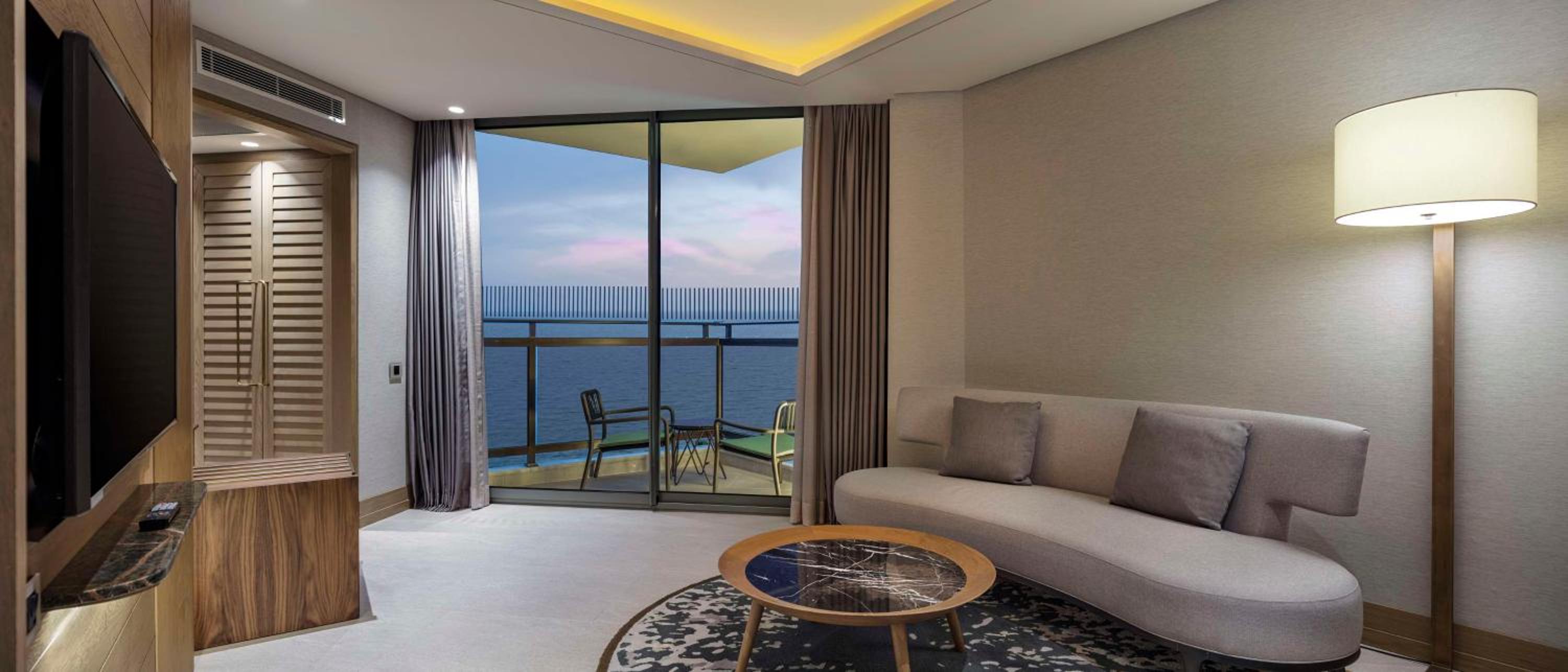 Executive Suite with Lounge Access