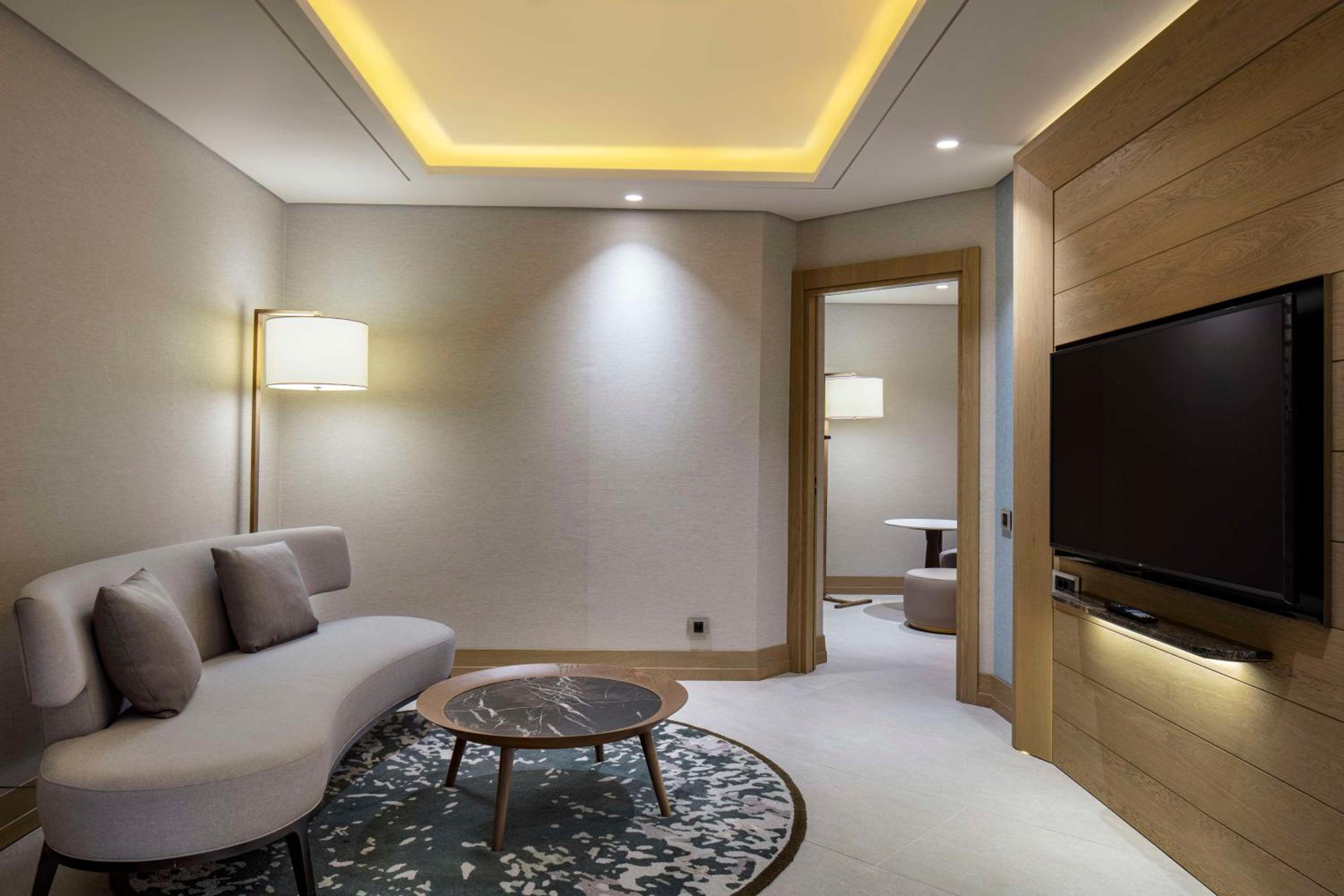 Executive Suite with Lounge Access