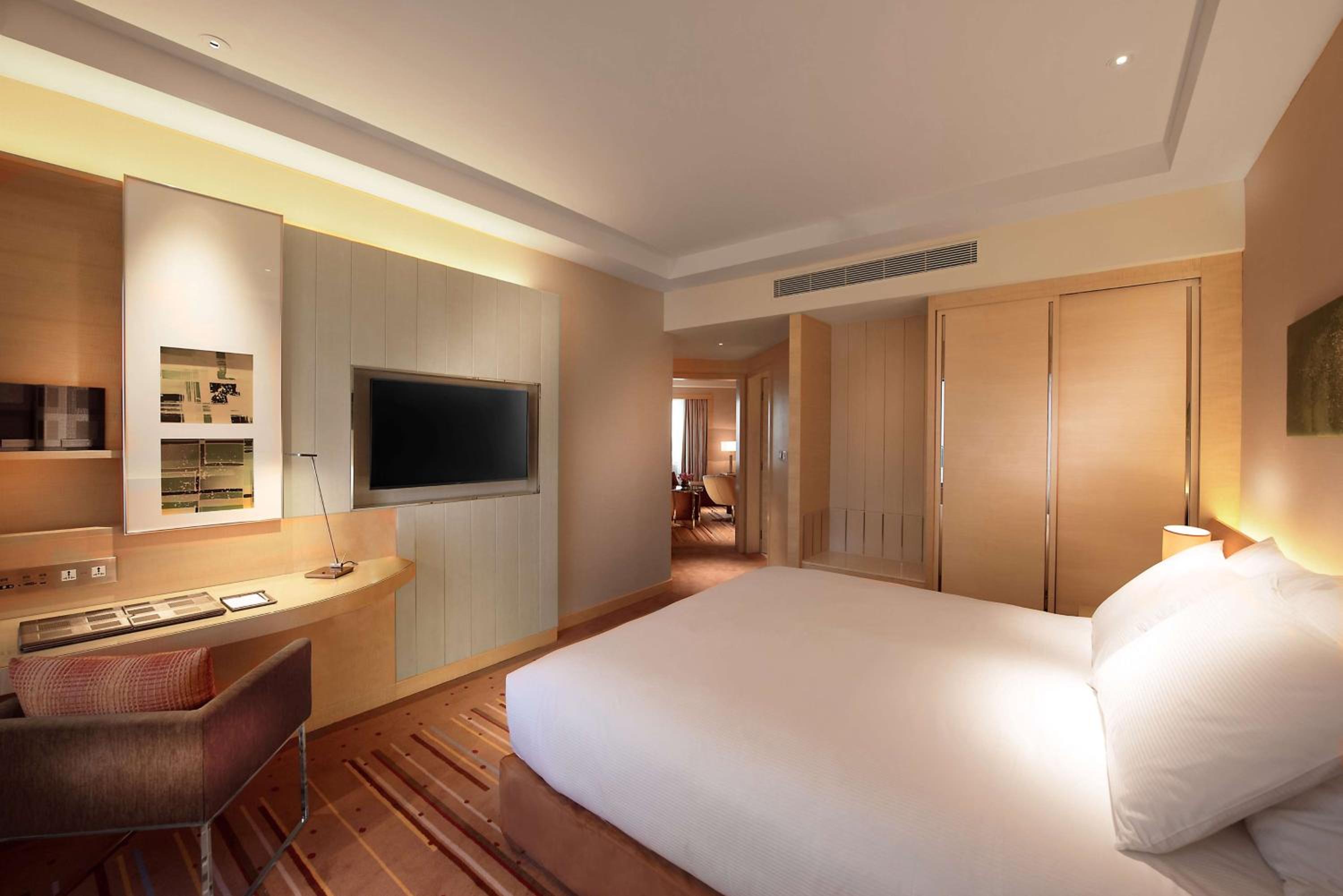 Bedroom Deluxe Suite with Lounge Access - Photo 3