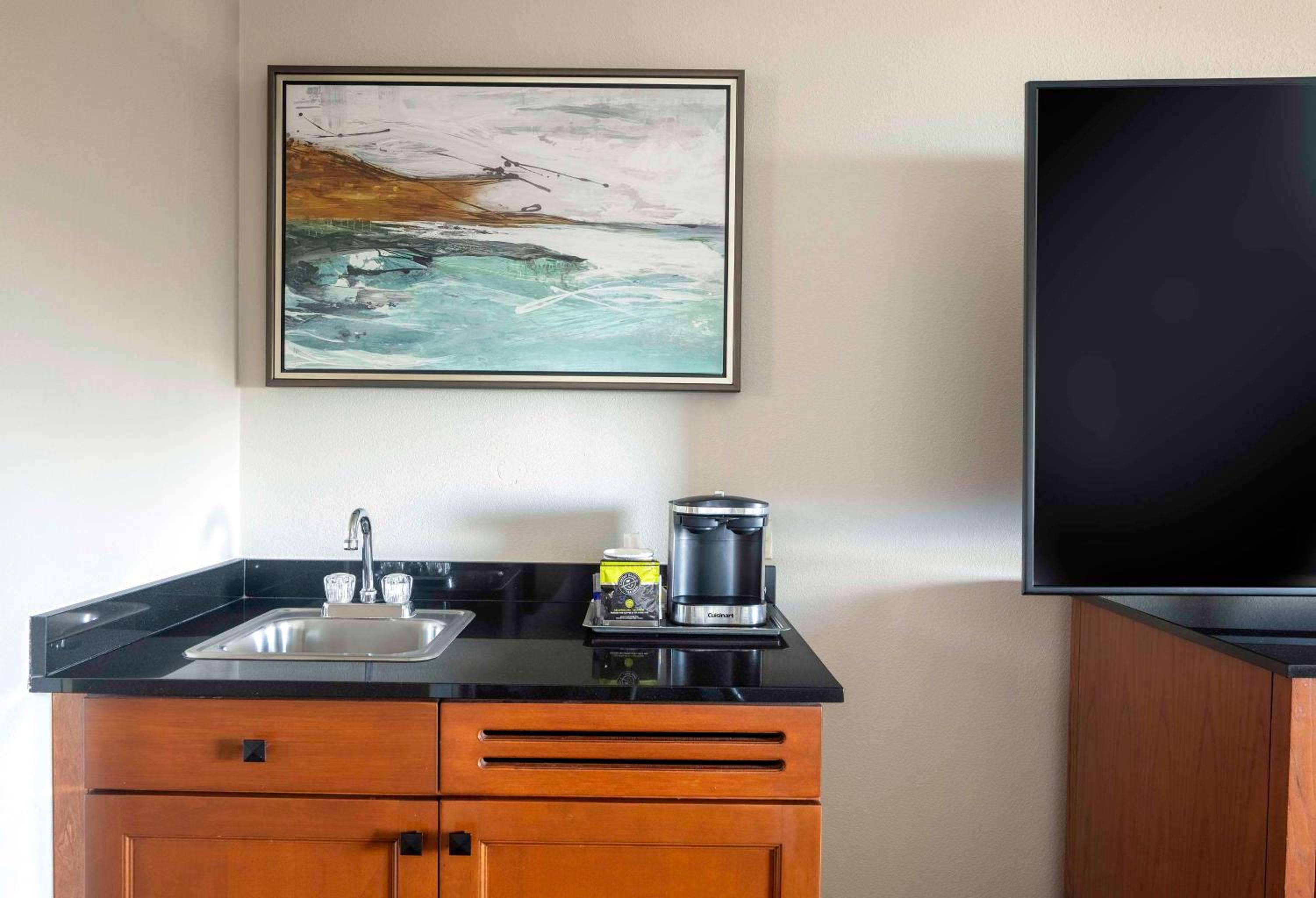 Double Room with Two Double Beds and Tub - Mobility/Hearing Accessible - Photo 12