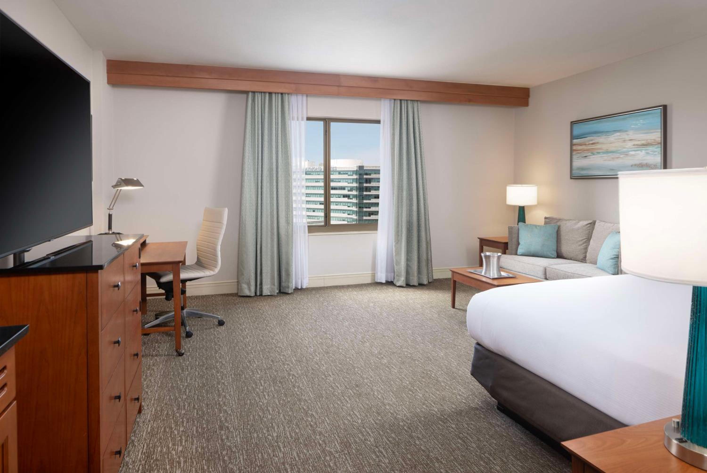 Double Room with Two Double Beds and Tub - Mobility/Hearing Accessible - Photo 5