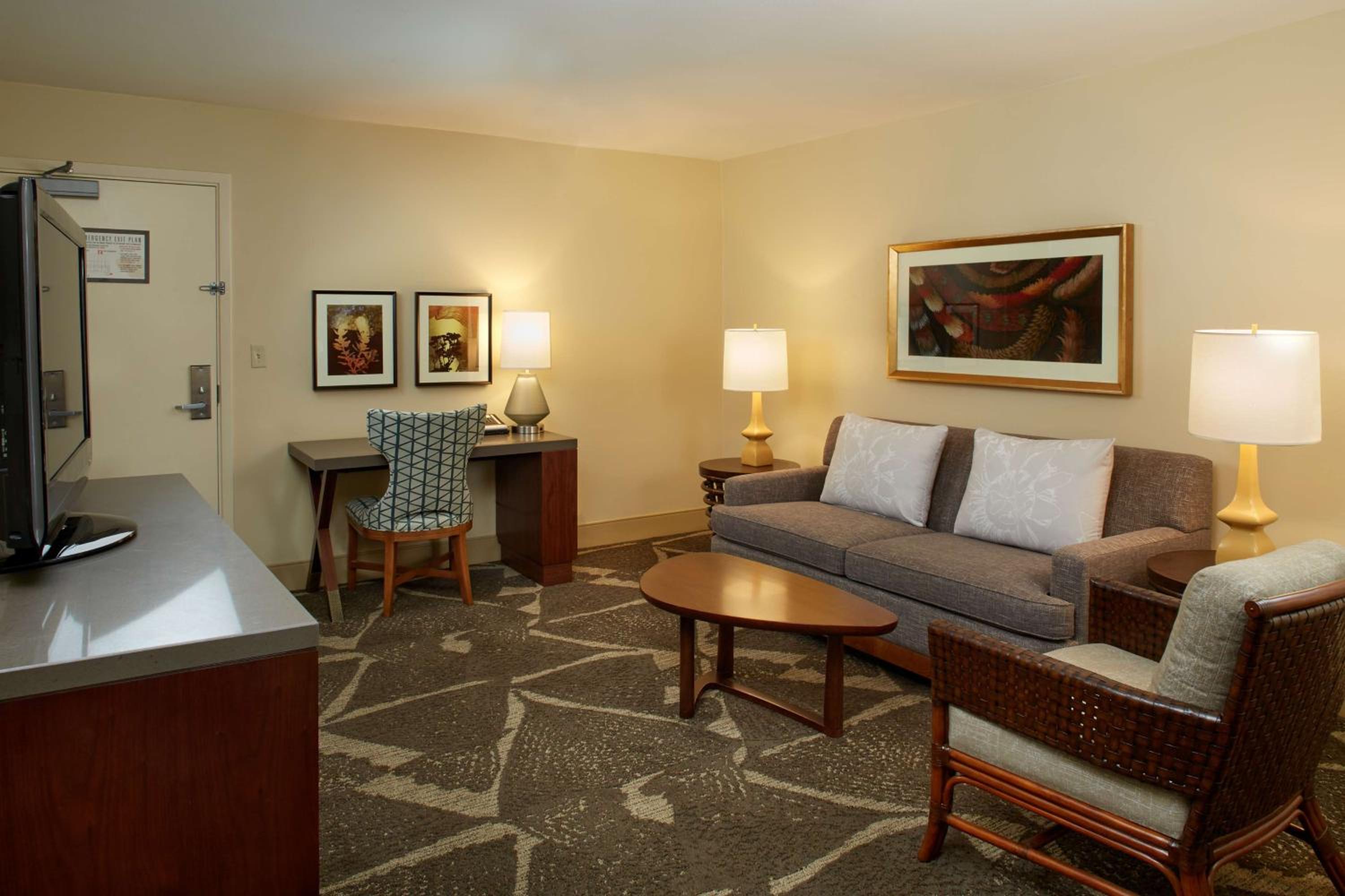 Diamond Head Tower Ocean View One-Bedroom Suite - Mobility Accessible Roll-in Shower 