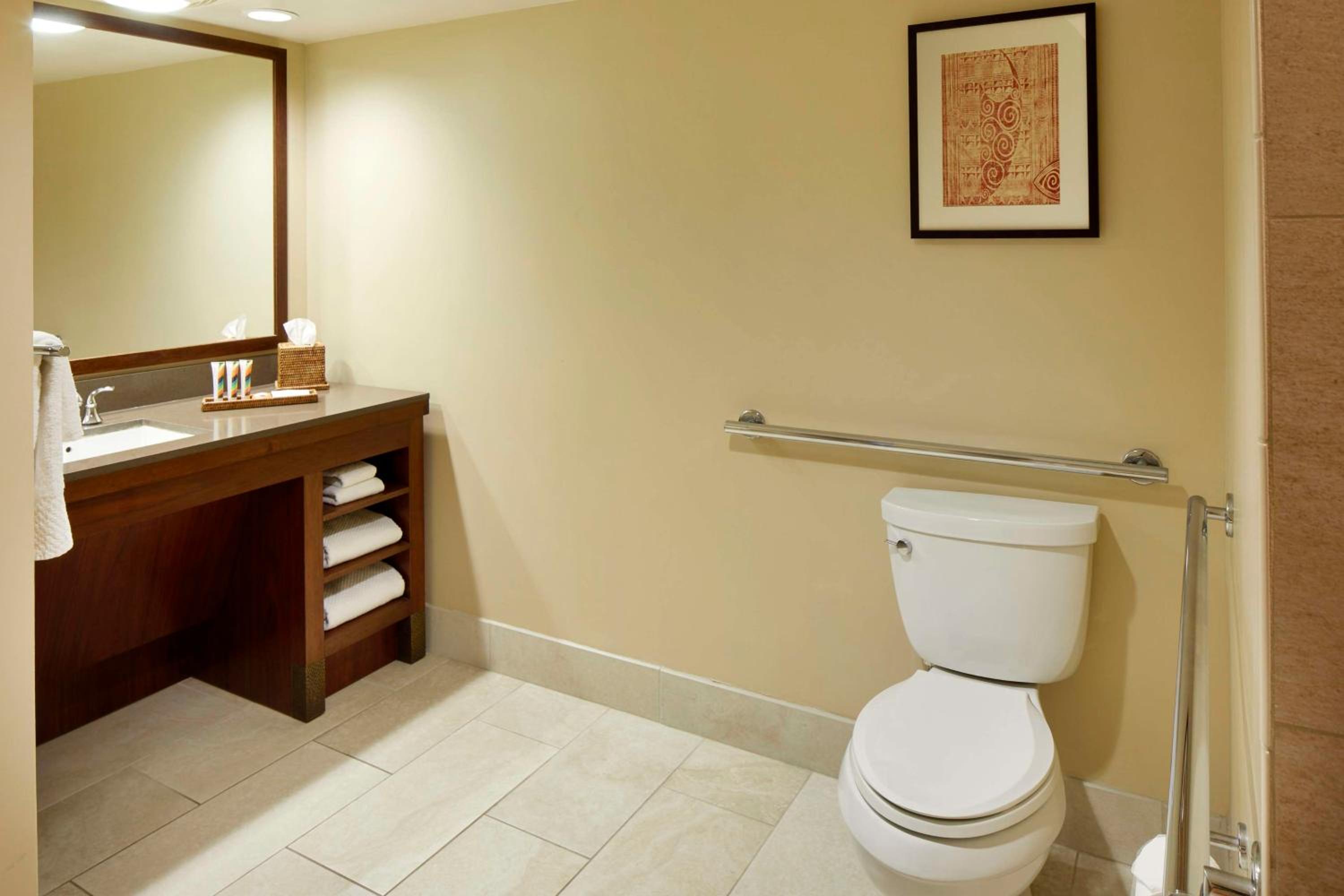 Diamond Head Tower Ocean View One-Bedroom Suite - Mobility Accessible Roll-in Shower