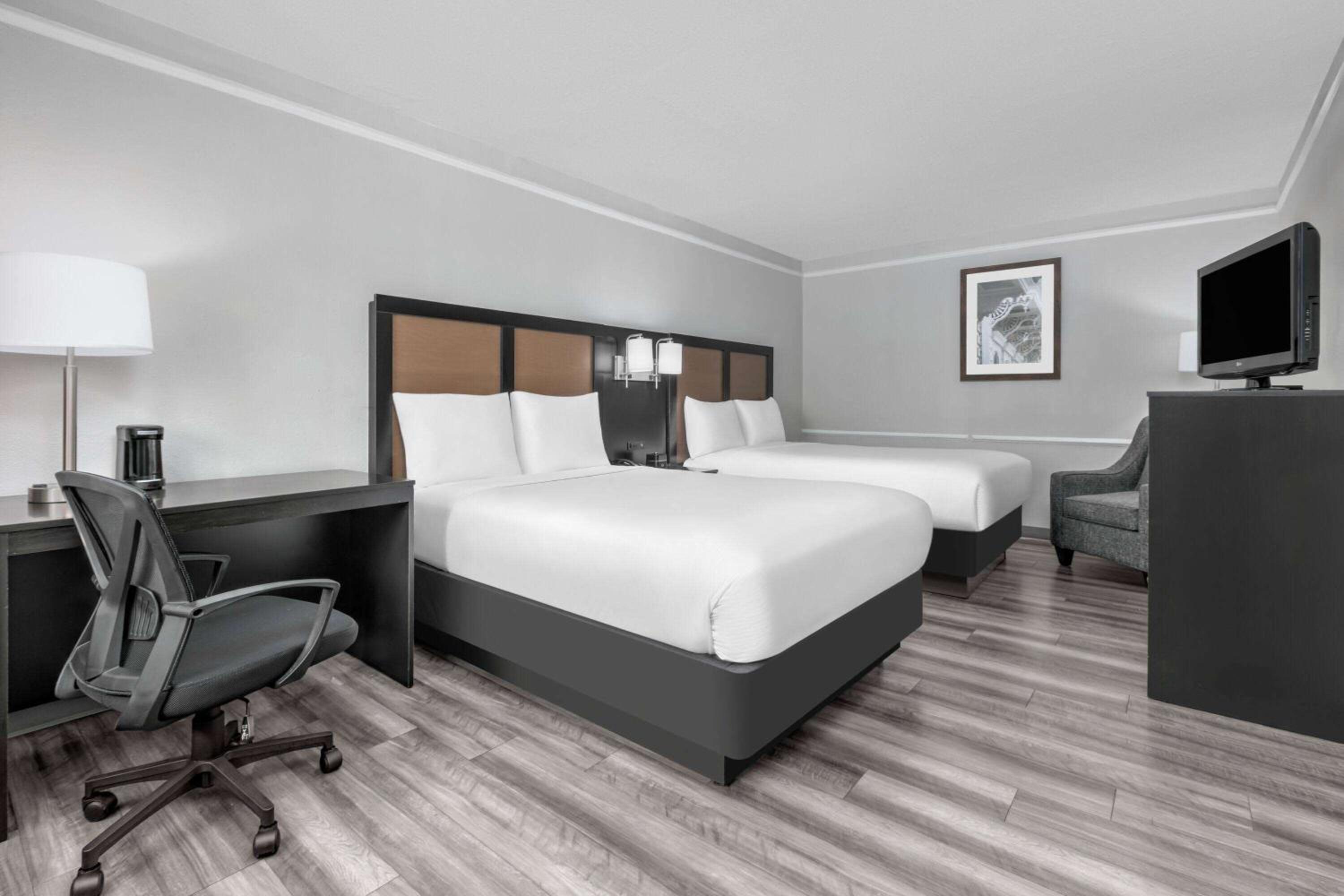 Double Room with Two Double Beds and Tub with Grab Bars - Mobility/Hearing Accessible/Non-Smoking - Photo 1