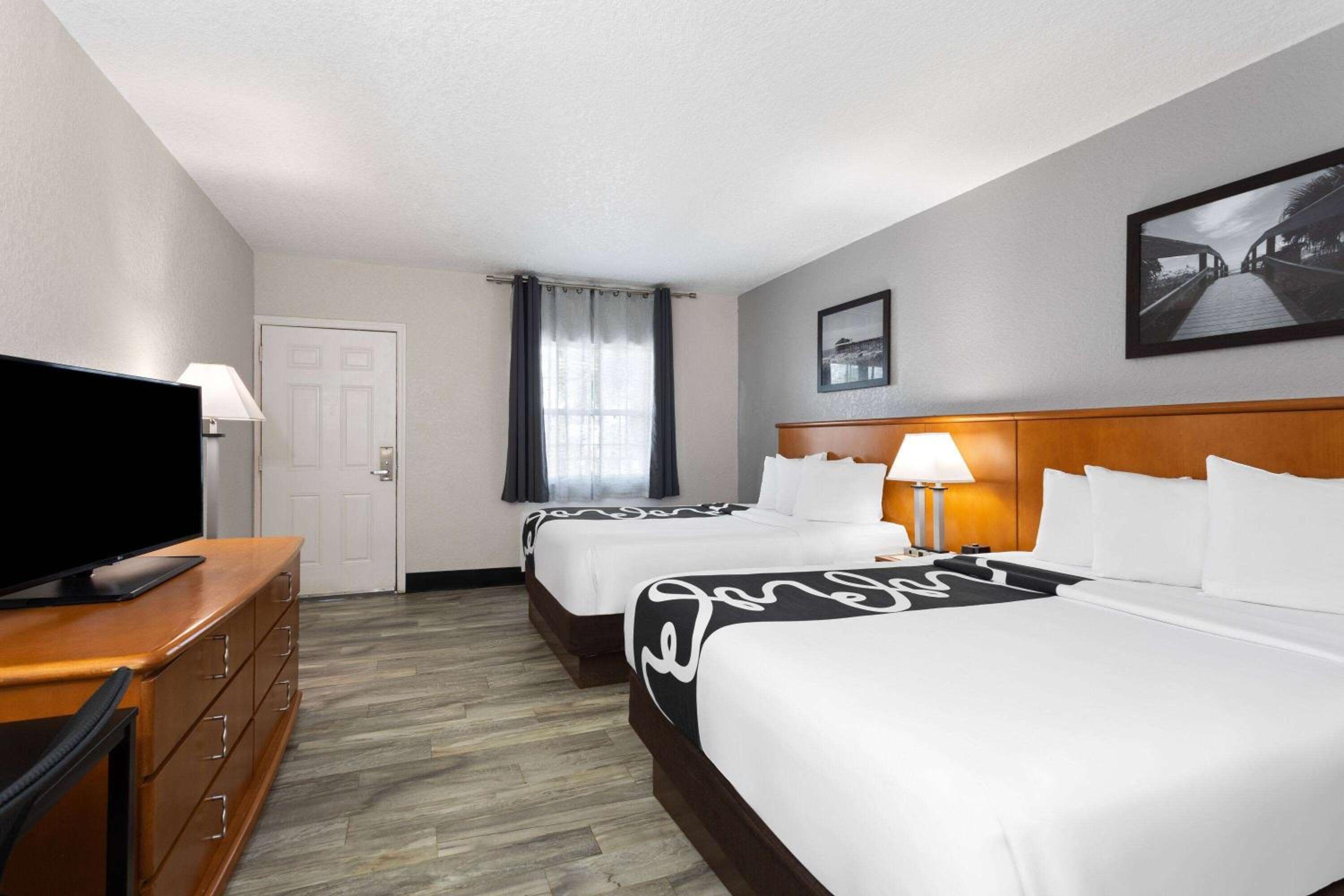 Queen Room with Two Queen Beds - Non-Smoking - Photo 9
