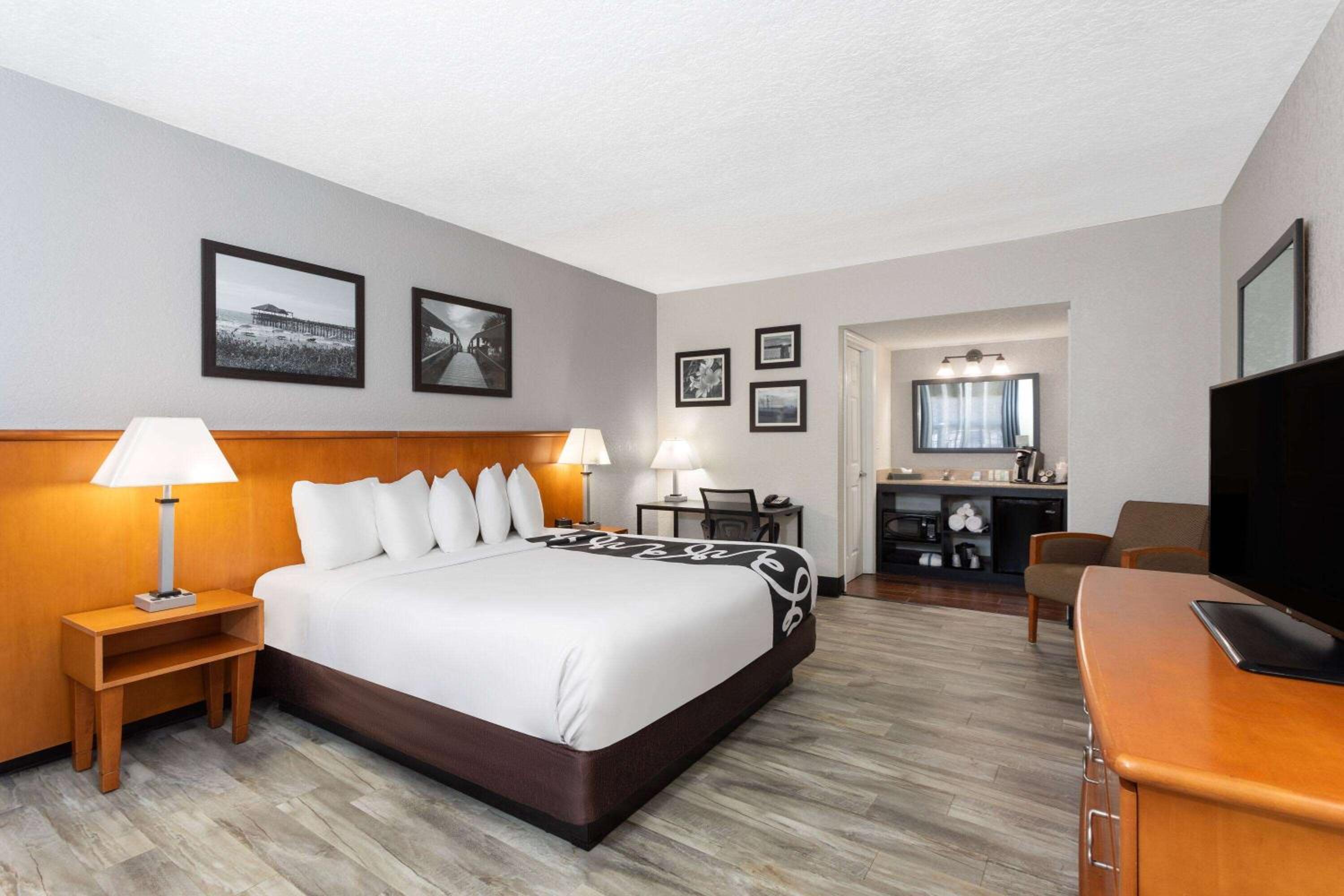 1 King Bed, Deluxe Room, Courtyard/Pool View Room, Non-Smoking - Photo 7