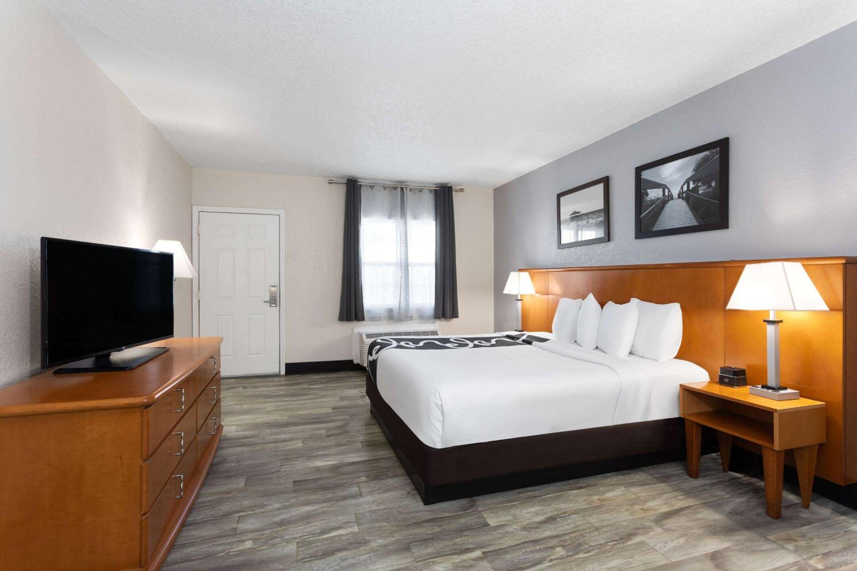 1 King Bed, Deluxe Room, Courtyard/Pool View Room, Non-Smoking - Photo 9