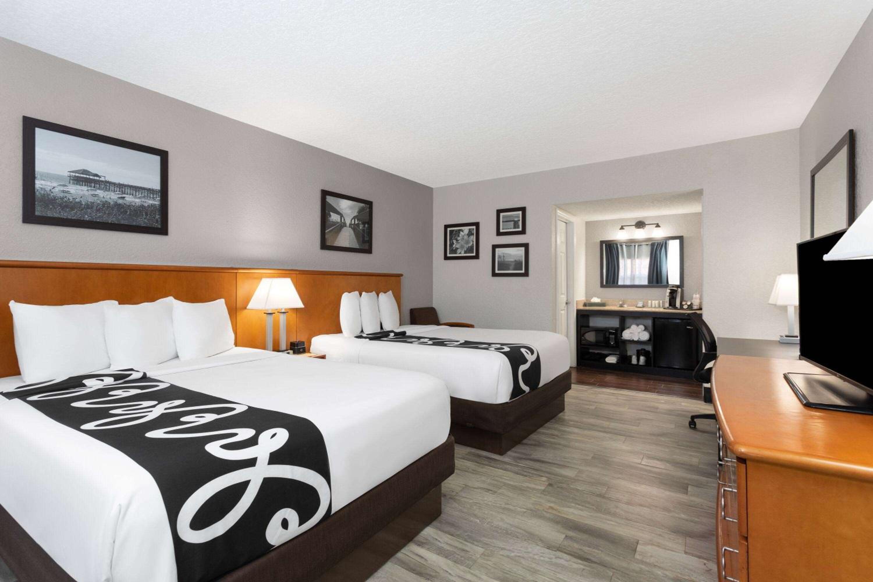 Queen Room with Two Queen Beds - Non-Smoking - Photo 2
