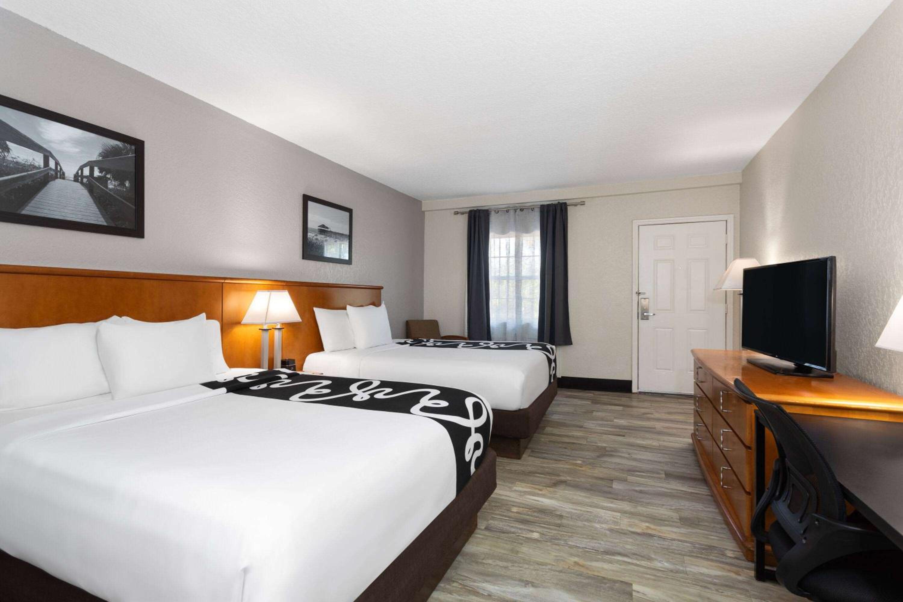 Queen Room with Two Queen Beds - Non-Smoking - Photo 3