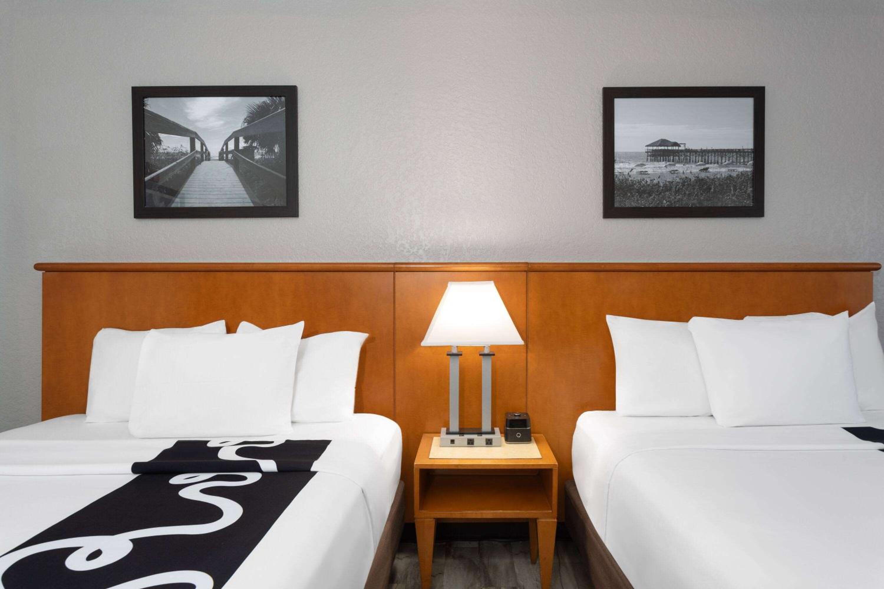Queen Room with Two Queen Beds - Non-Smoking - Photo 10
