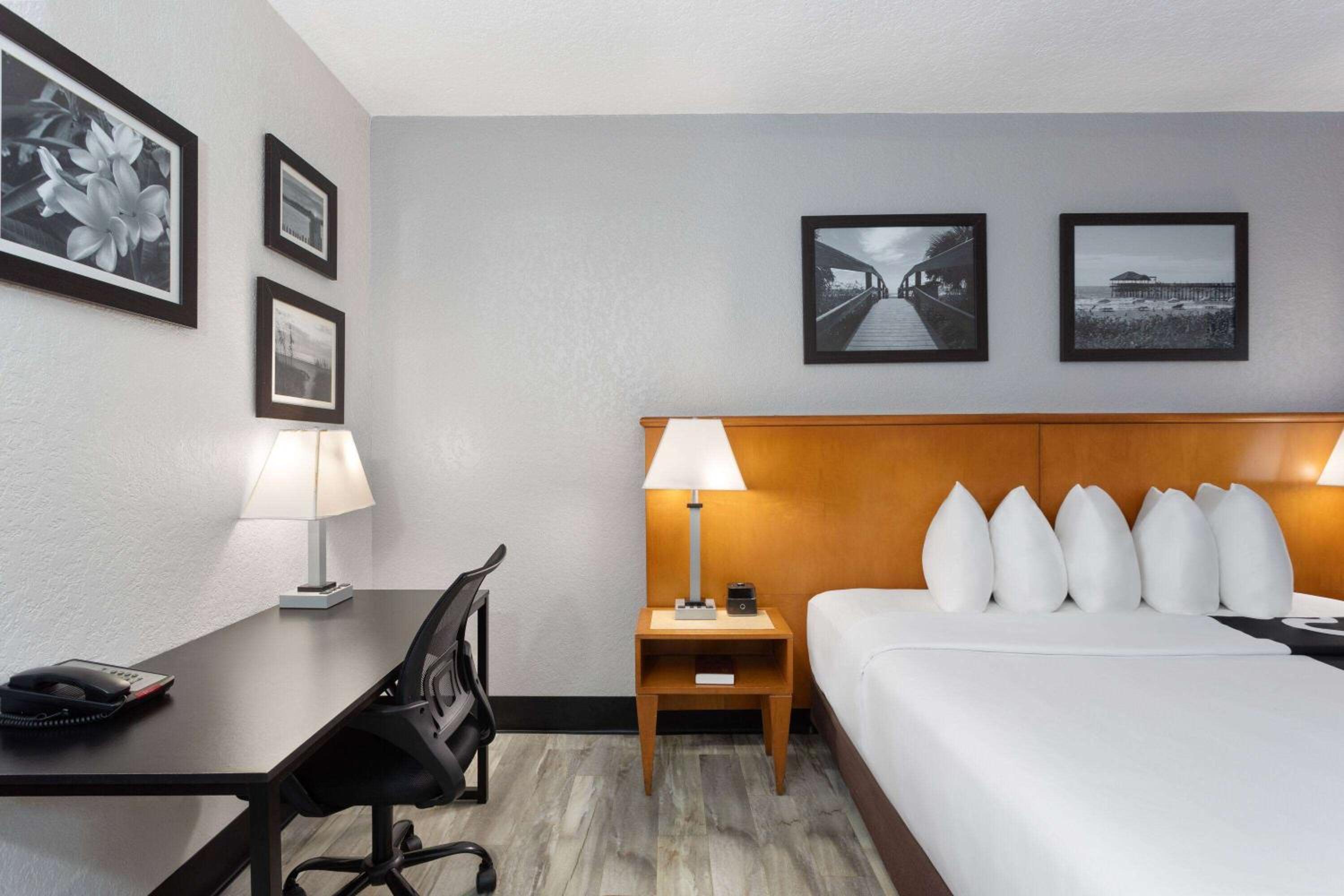 1 King Bed, Deluxe Room, Courtyard/Pool View Room, Non-Smoking - Photo 2