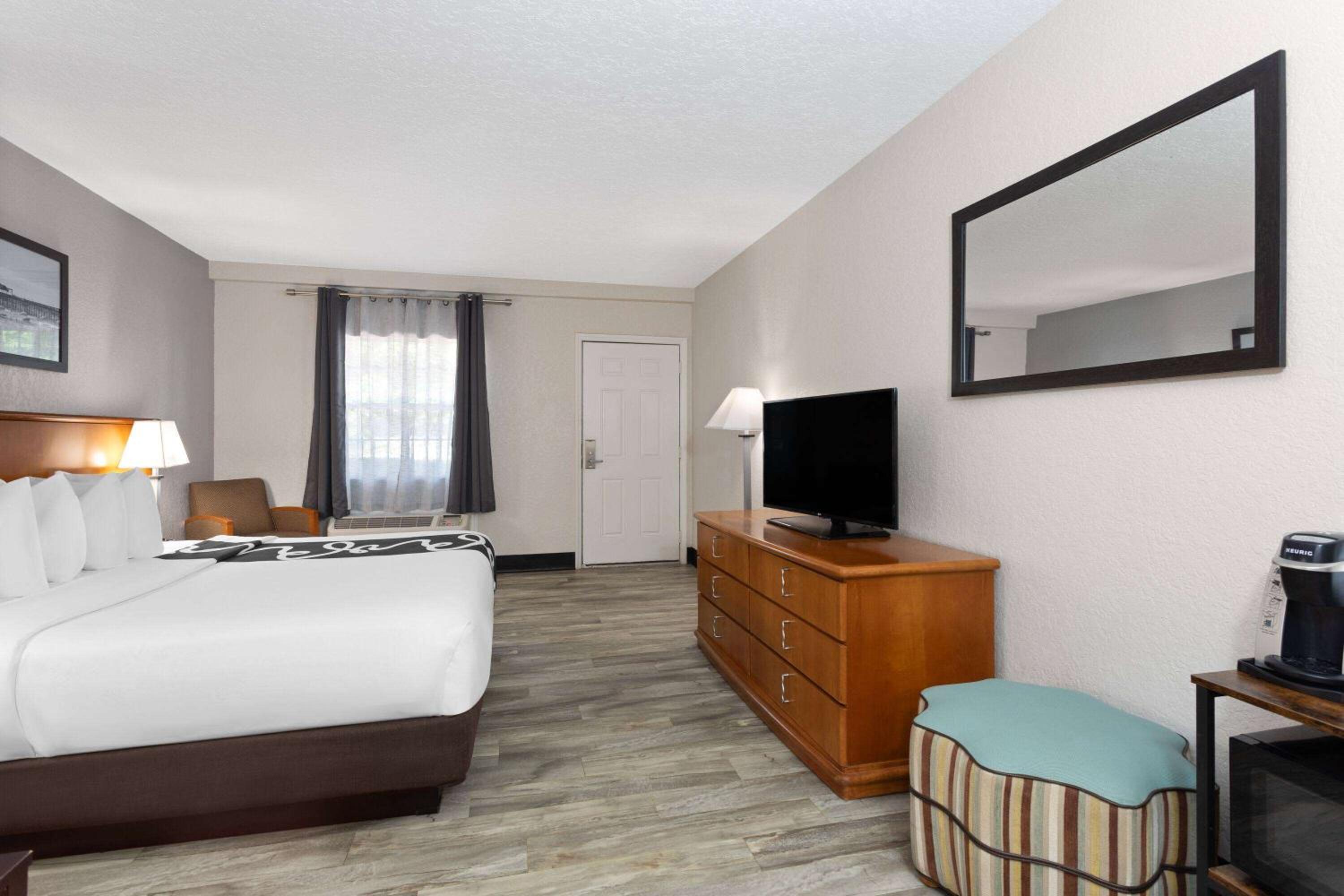 1 King Bed, Deluxe Room, Courtyard/Pool View Room, Non-Smoking - Photo 3