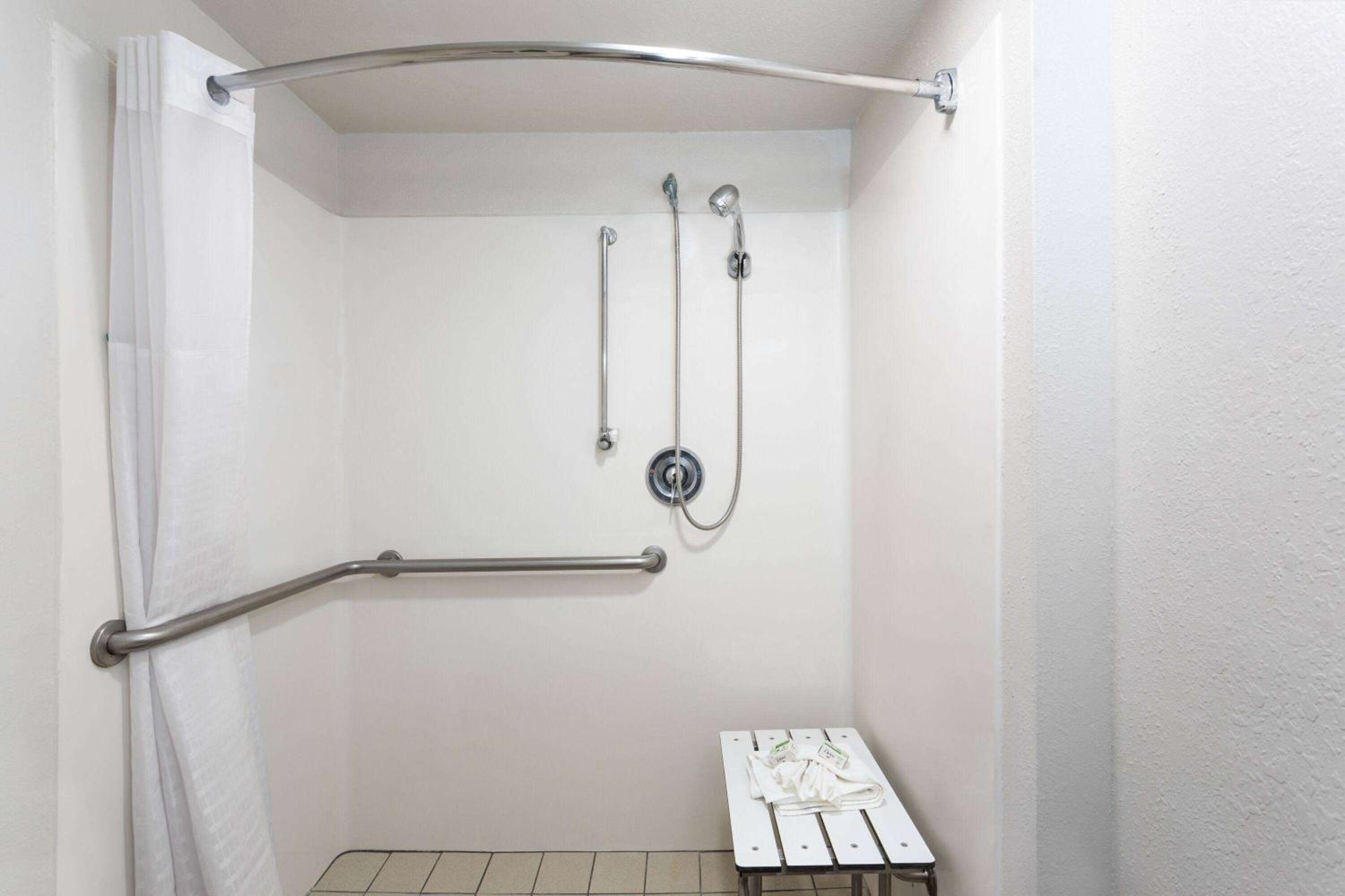 Queen room with 2 Queen Beds, Mobility/Hearing Impaired Access, Bathtub w/Grab Bars, Non-Smoking - Photo 2