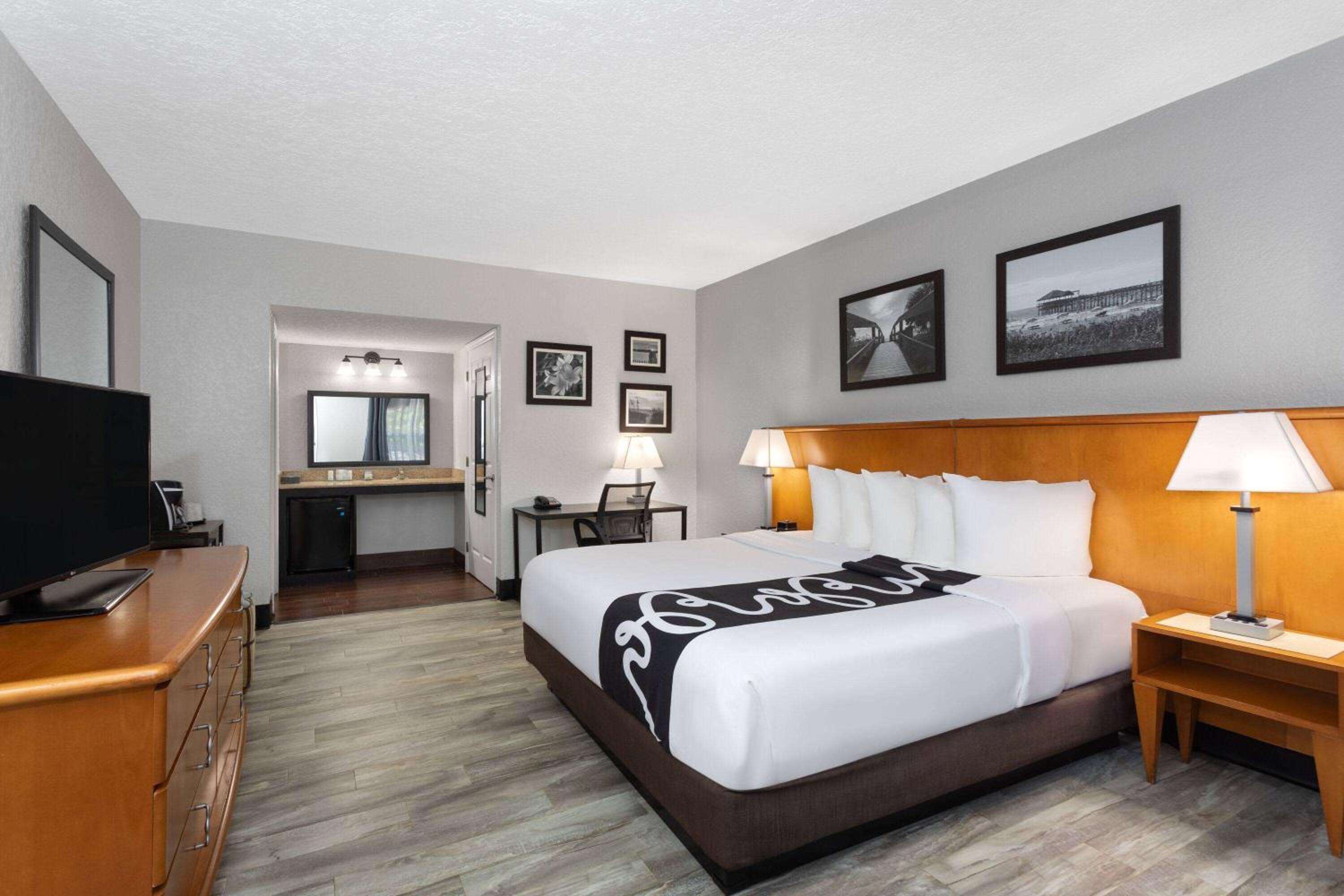 1 King Bed, Deluxe Room, Courtyard/Pool View Room, Non-Smoking - Photo 4