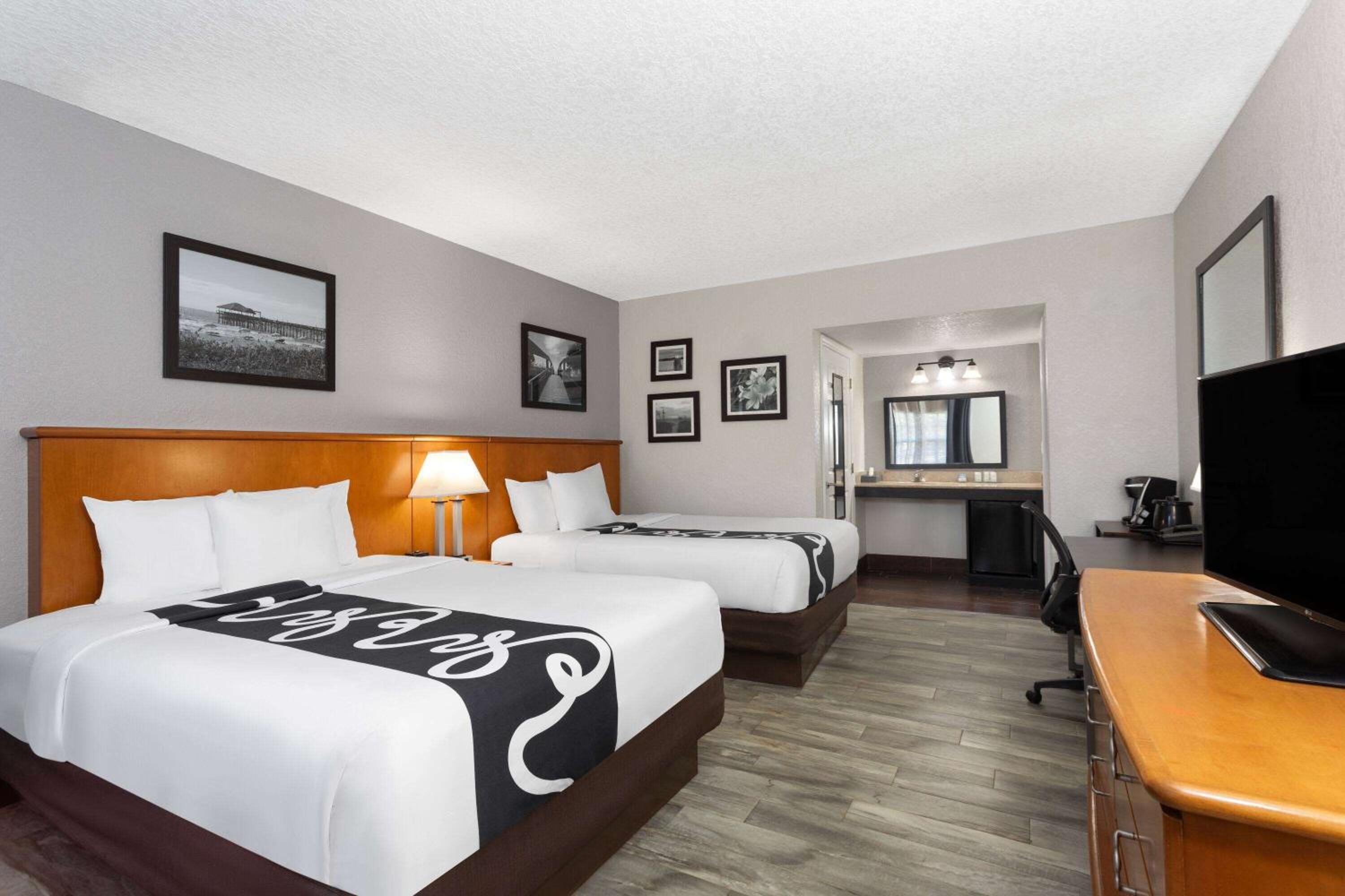 Queen Room with Two Queen Beds - Non-Smoking - Photo 6