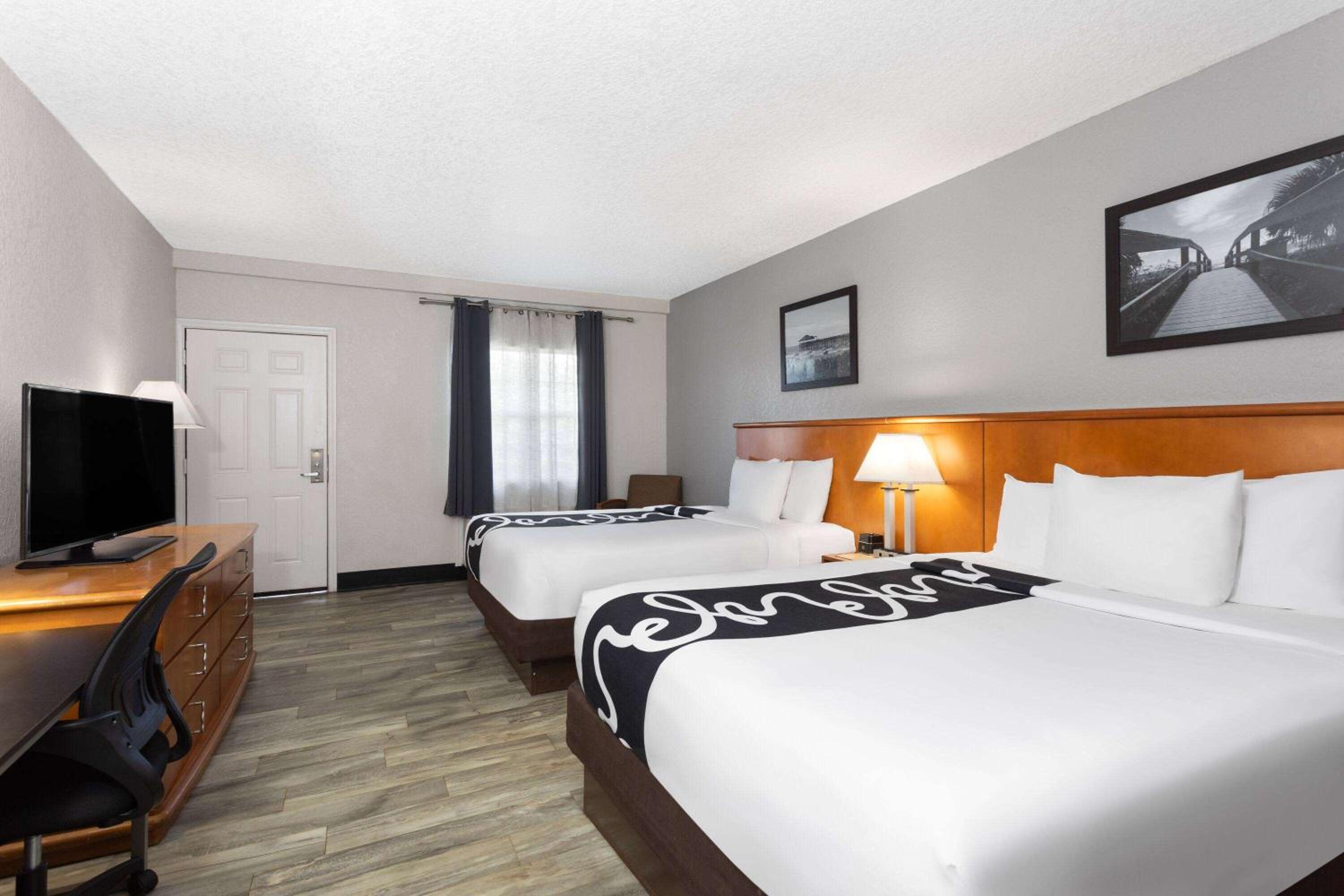 Queen Room with Two Queen Beds - Non-Smoking - Photo 7