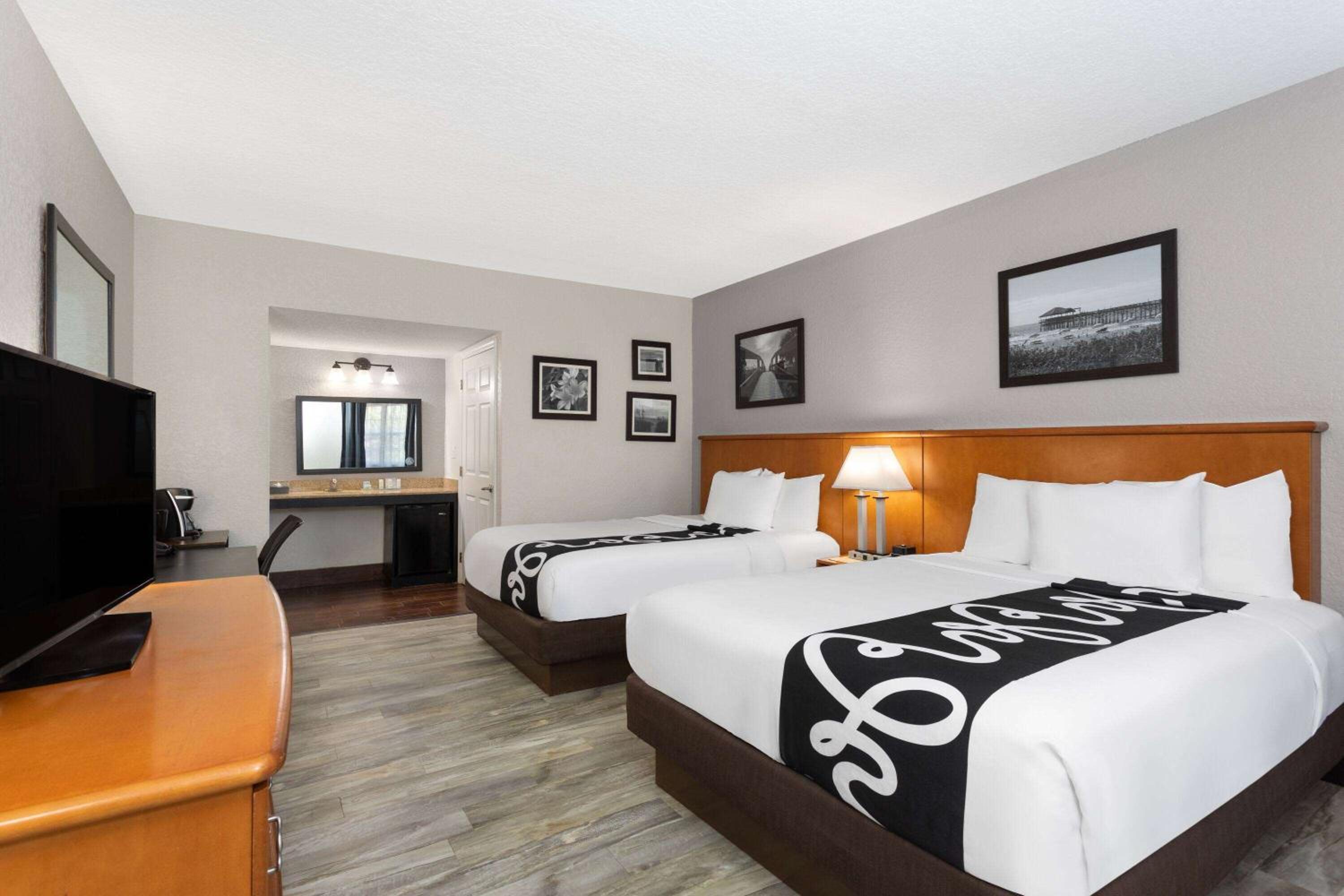 Queen Room with Two Queen Beds - Non-Smoking - Photo 8