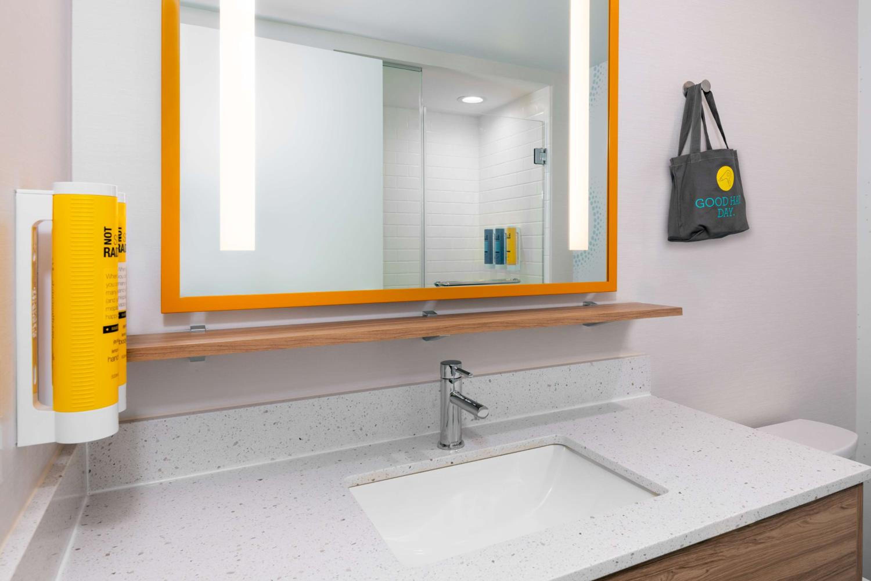 King Room with Walk-In Shower - Photo 3