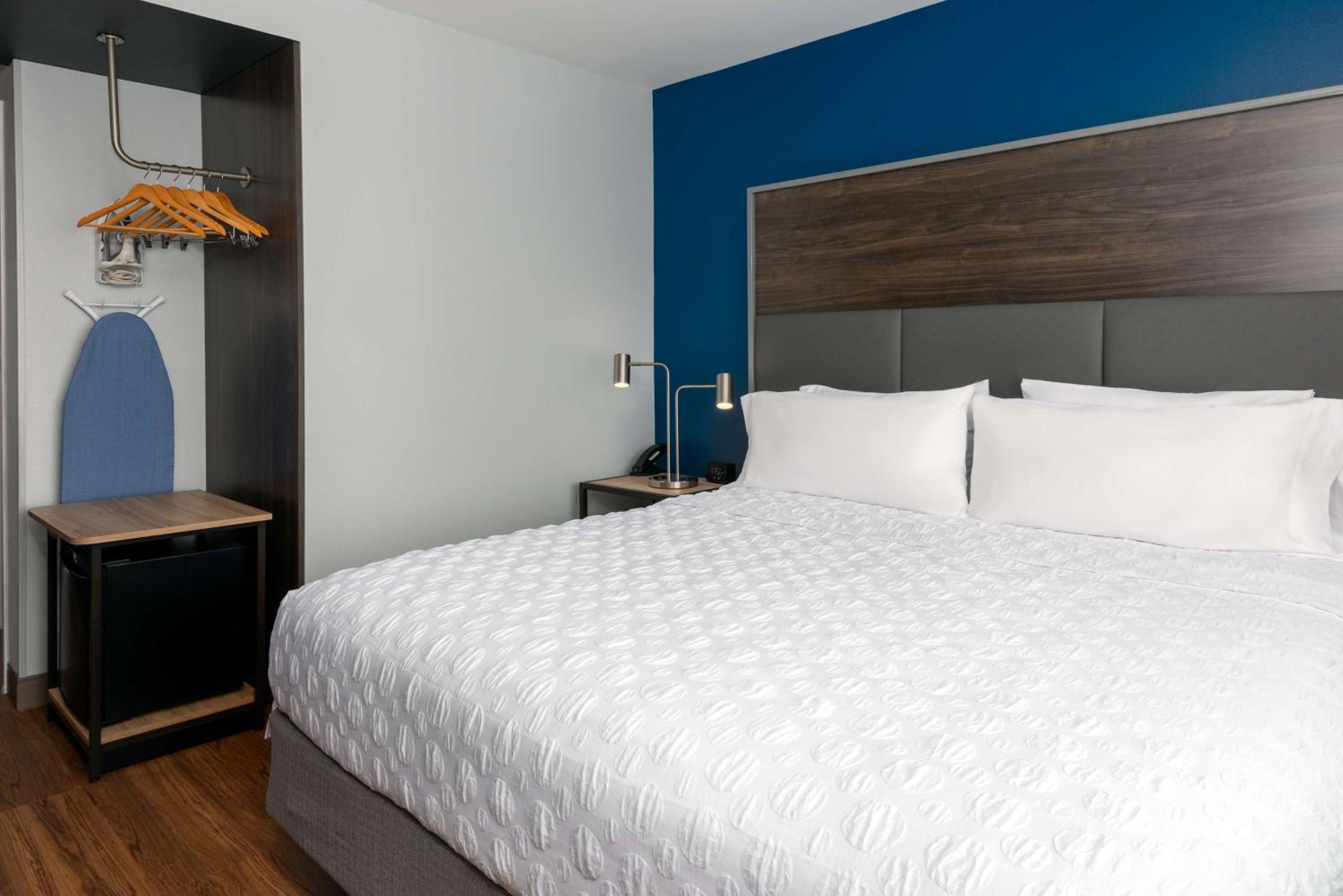 King Room with Walk-In Shower - Photo 2