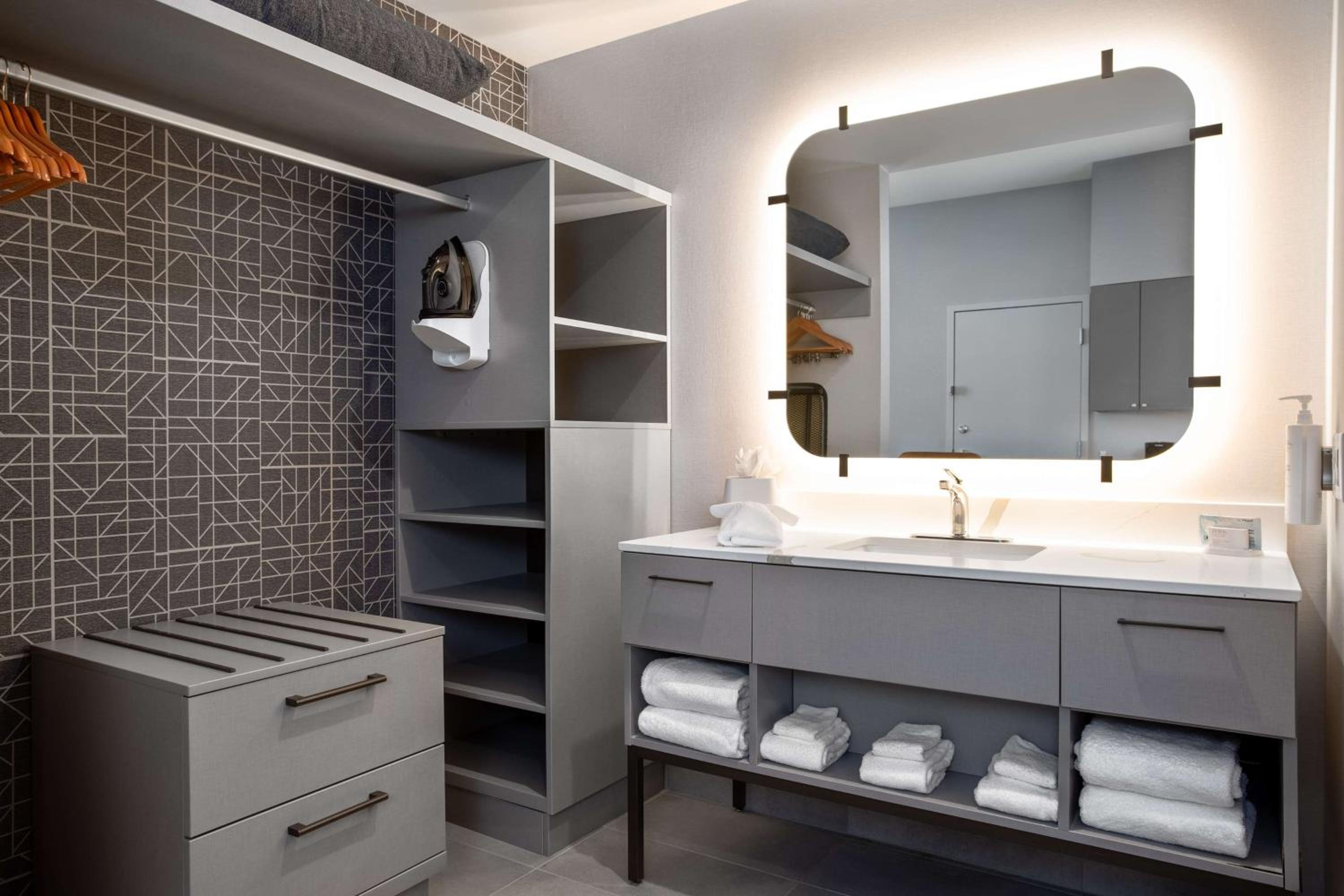 Efficiency King Suite  - Photo 5