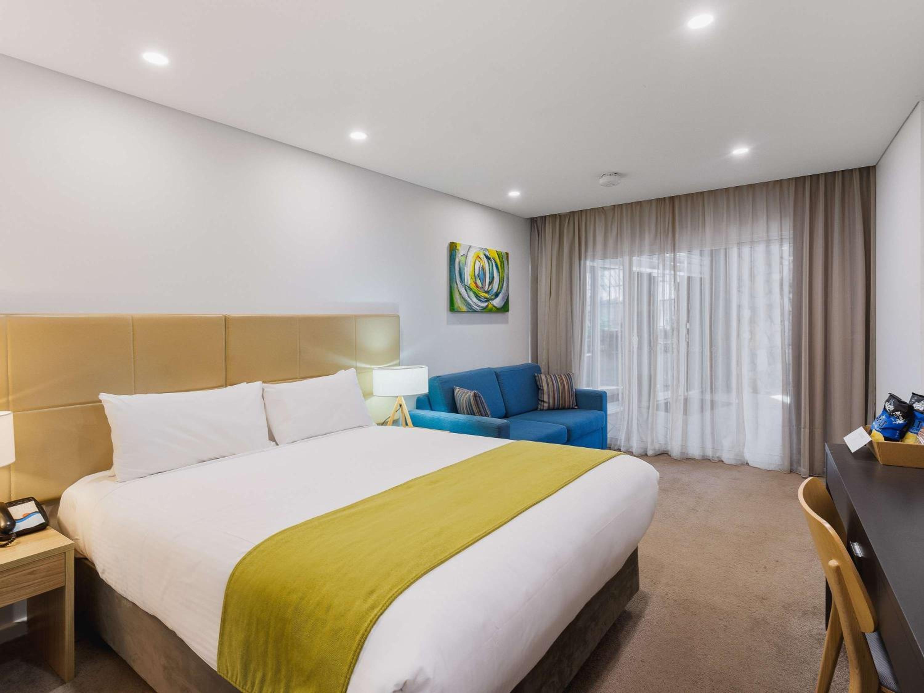Deluxe Room with One King Bed - City side