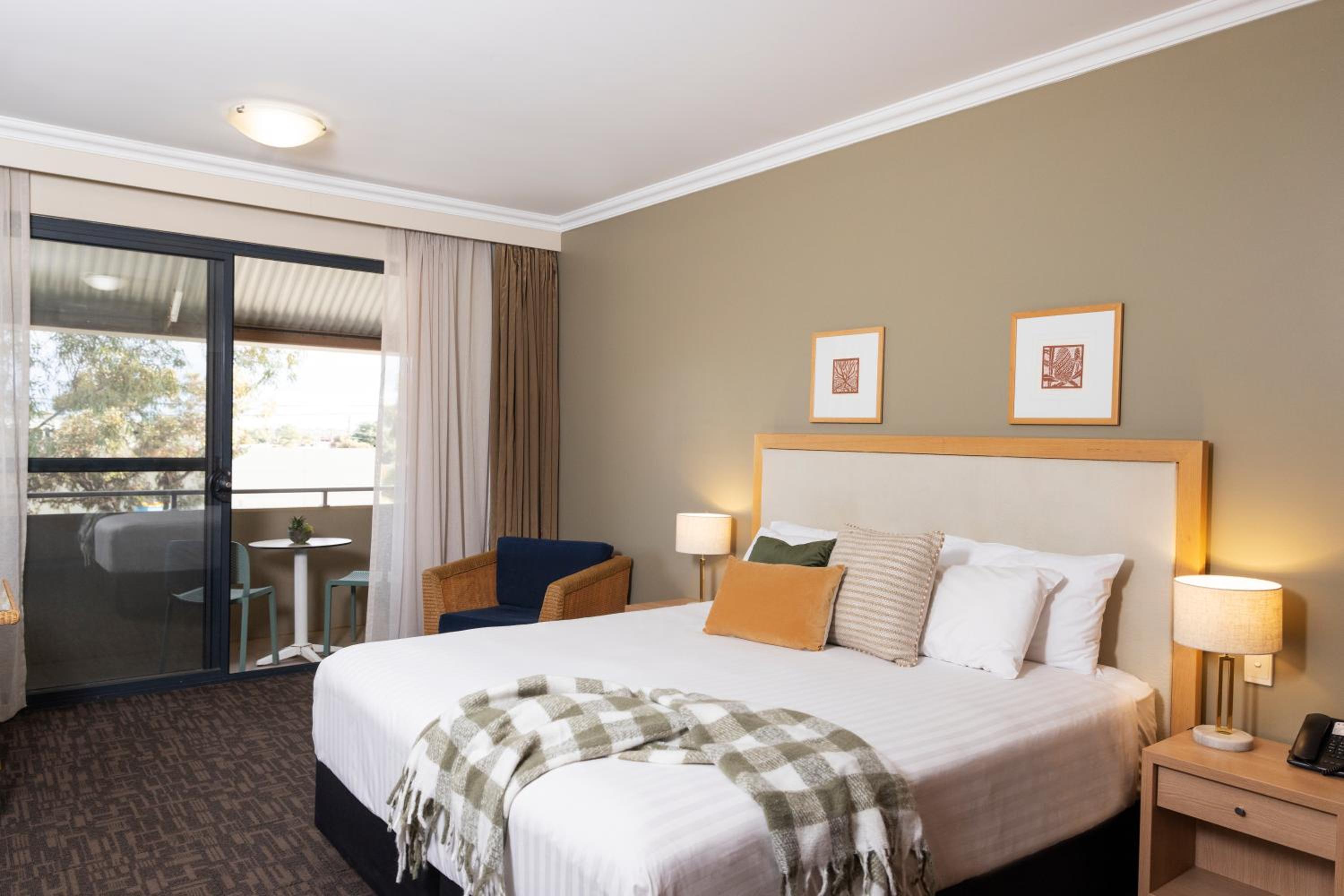  Deluxe King Spa Garden View Studio