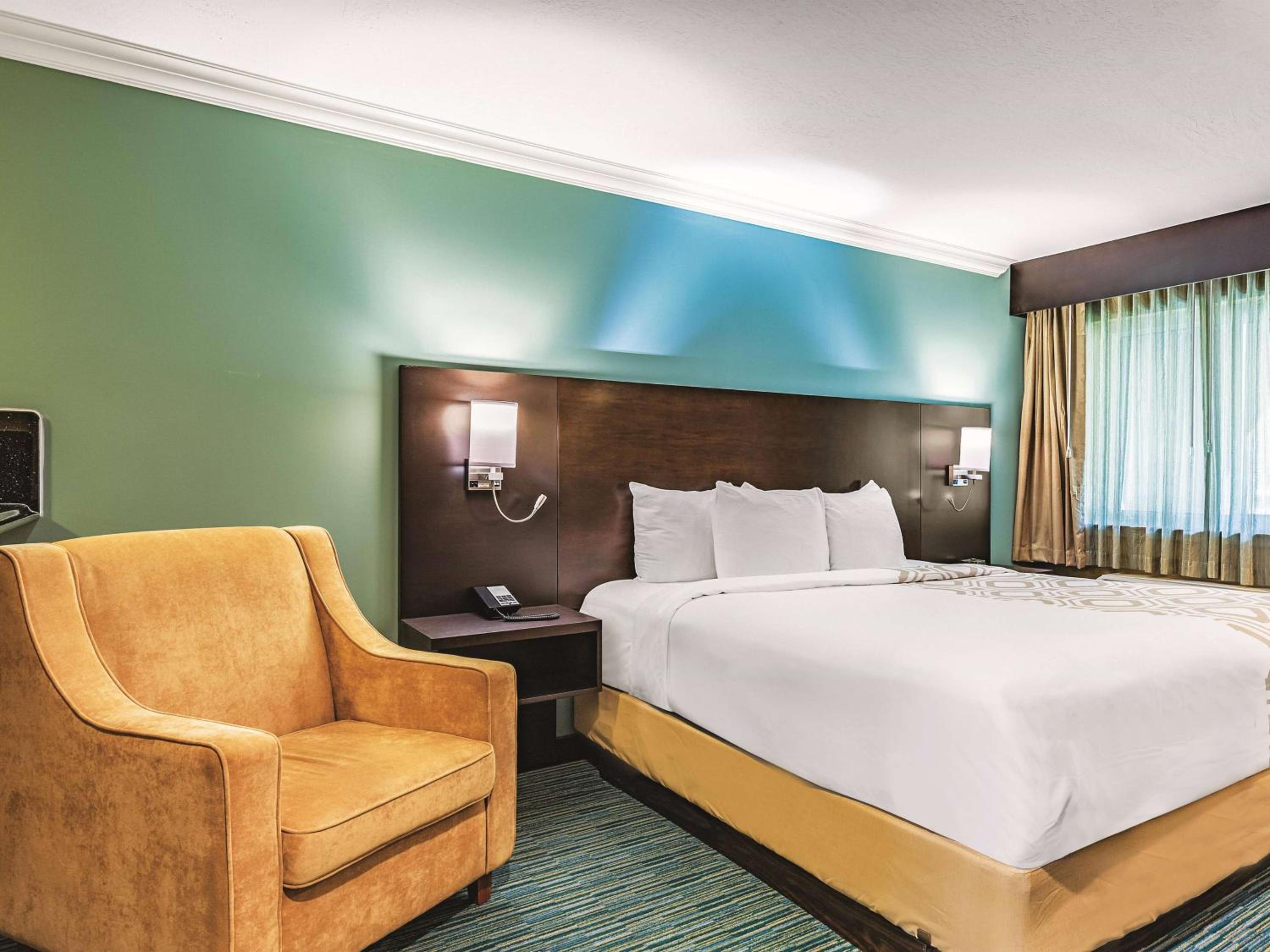 Deluxe King Room with Bathtub and Grab Bars - Mobility Accessible/Non-Smoking