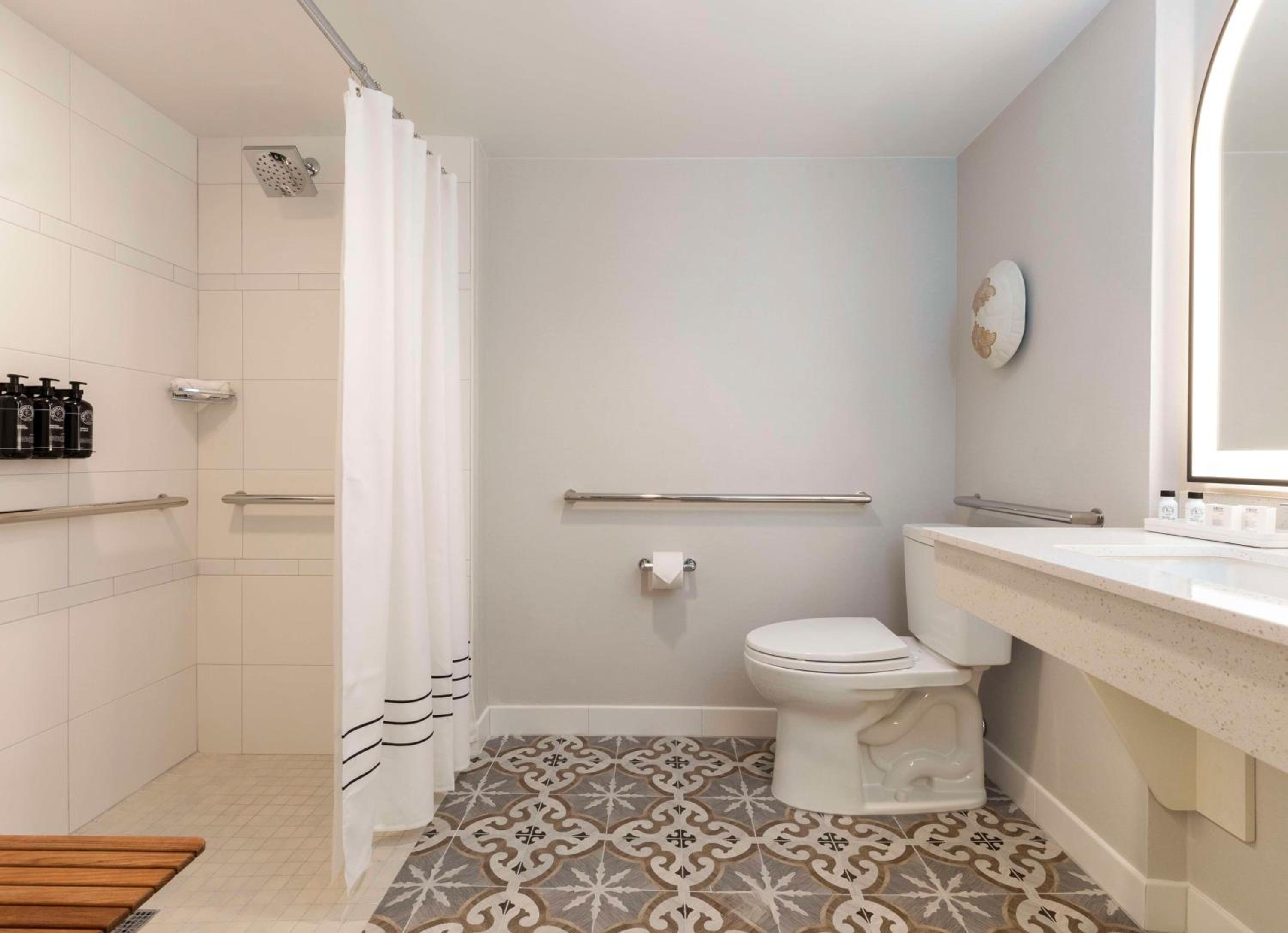 King Room with Roll-In Shower - Mobility Access - Photo 2