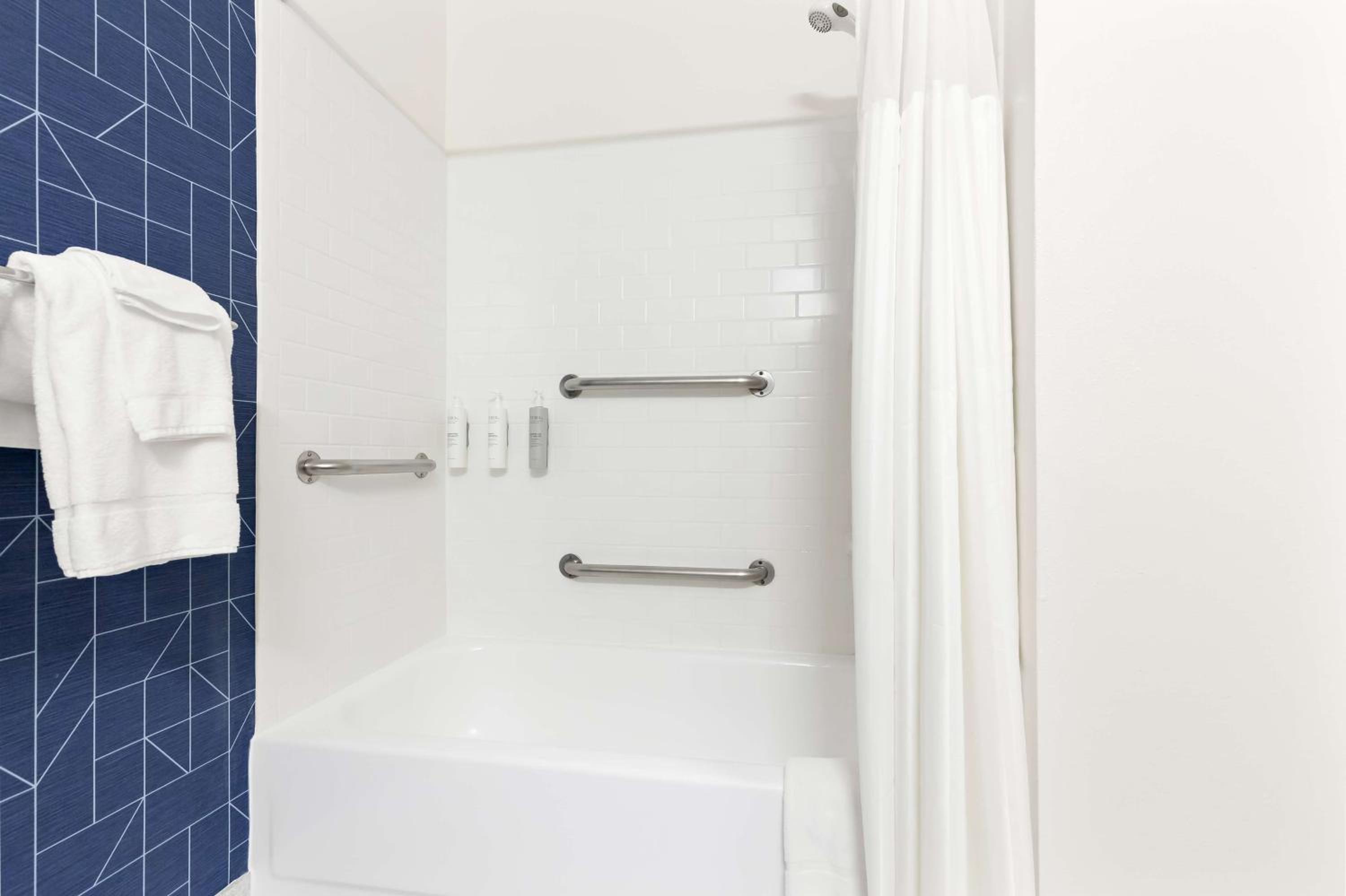 King Room with Mobility Accessible Tub - Photo 5