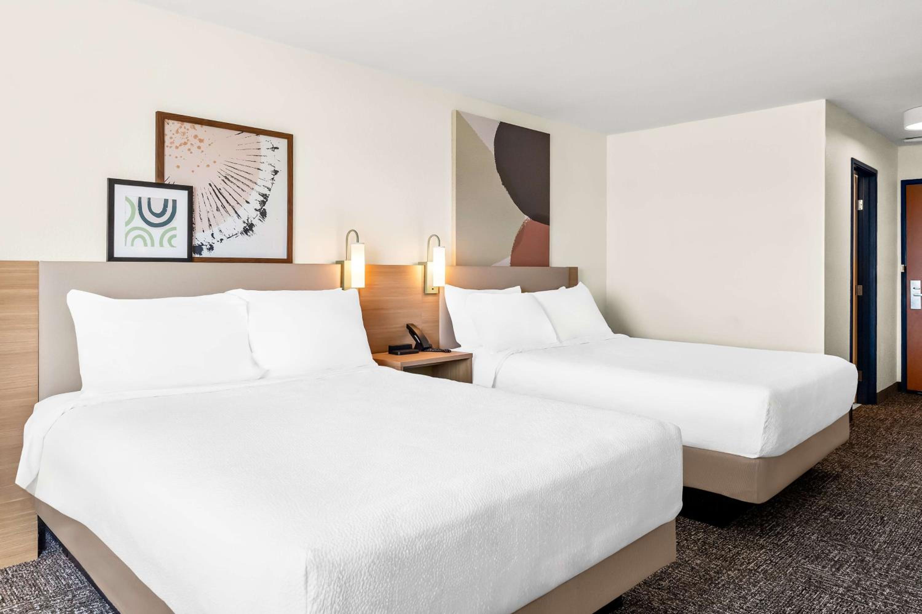 Queen Room with Two Queen Beds - Photo 4
