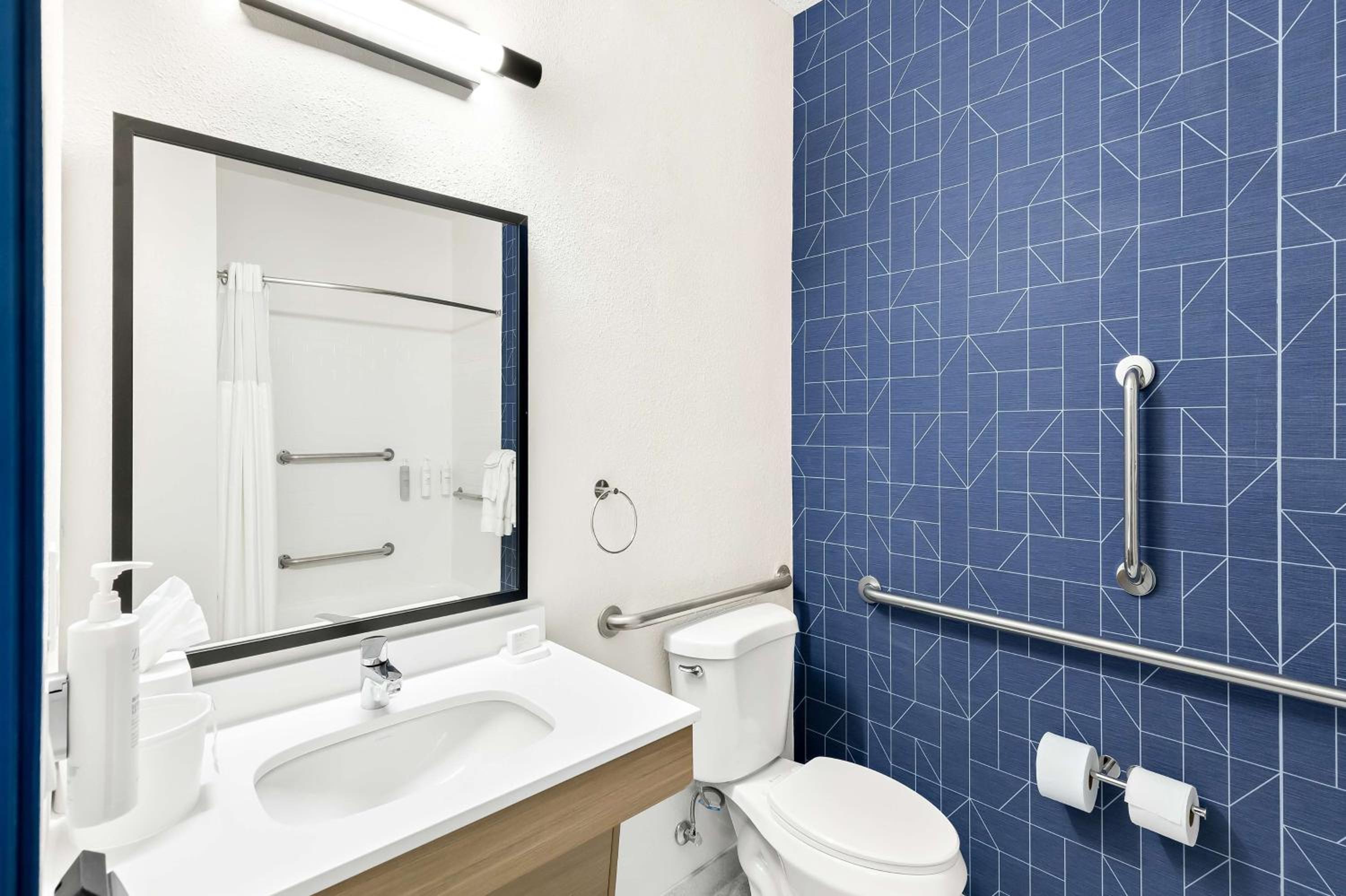 King Room with Mobility Accessible Tub - Photo 6