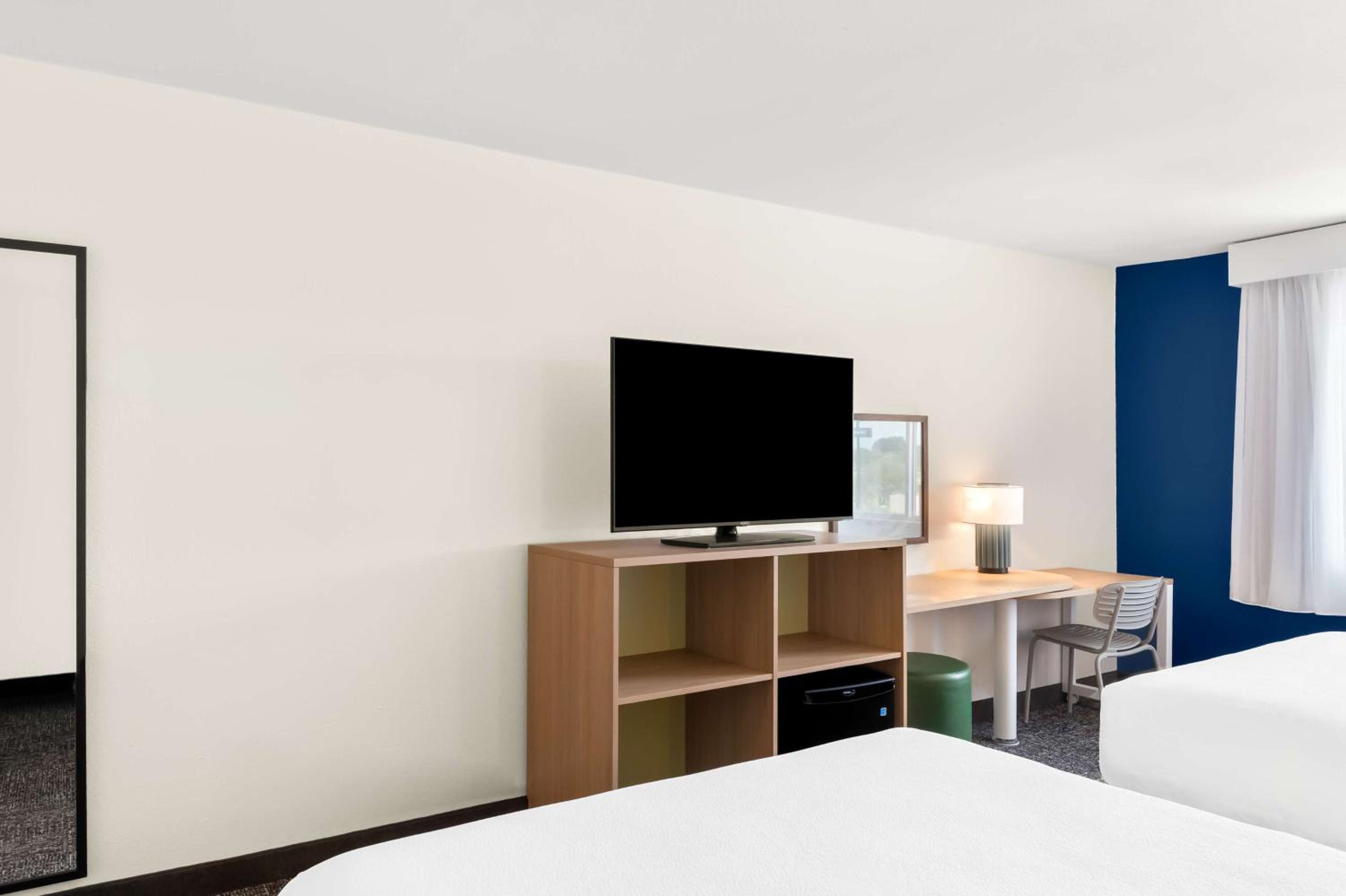 Queen Room with Two Queen Beds - Photo 5