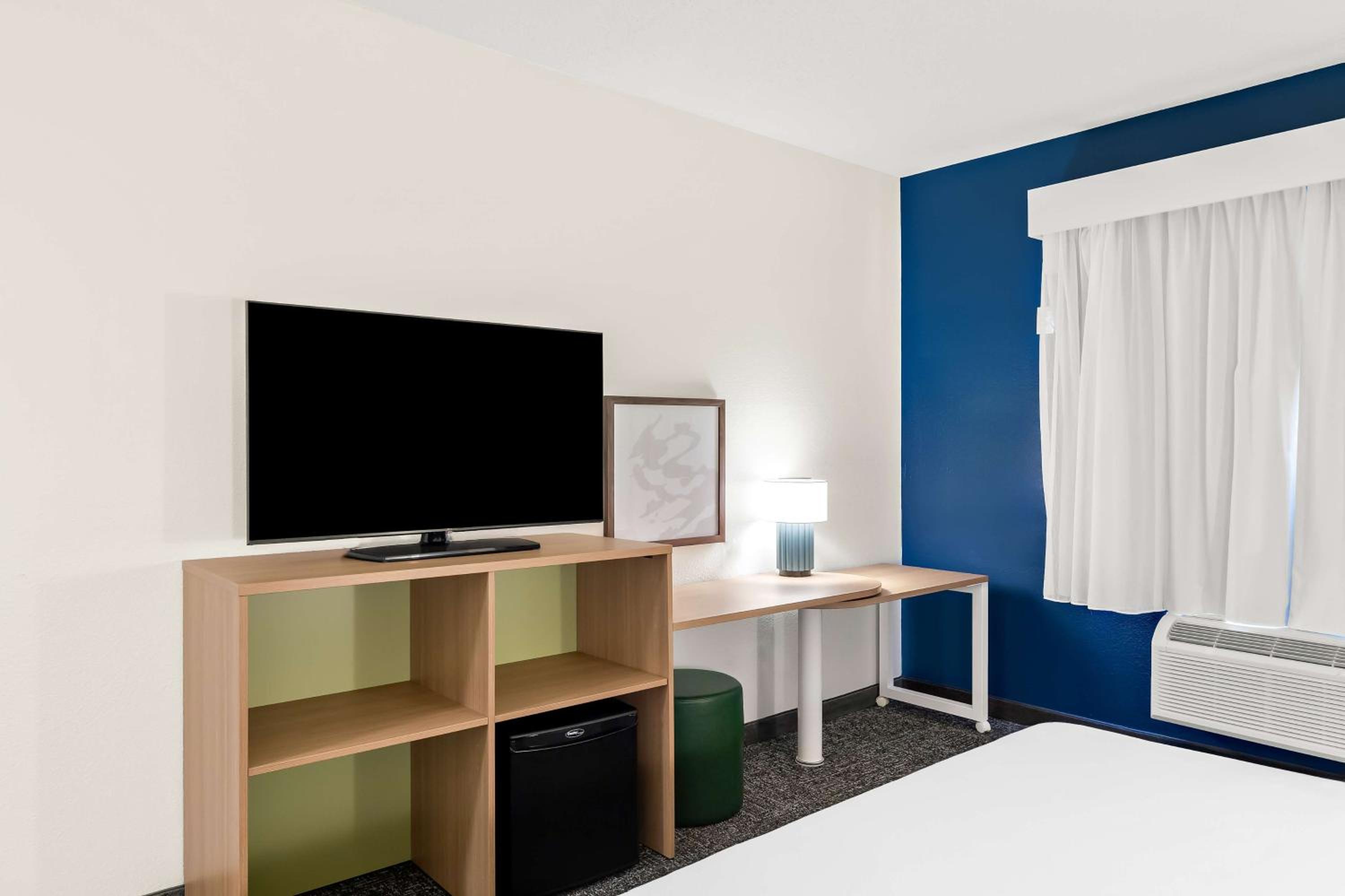 King Room with Mobility Accessible Tub - Photo 2