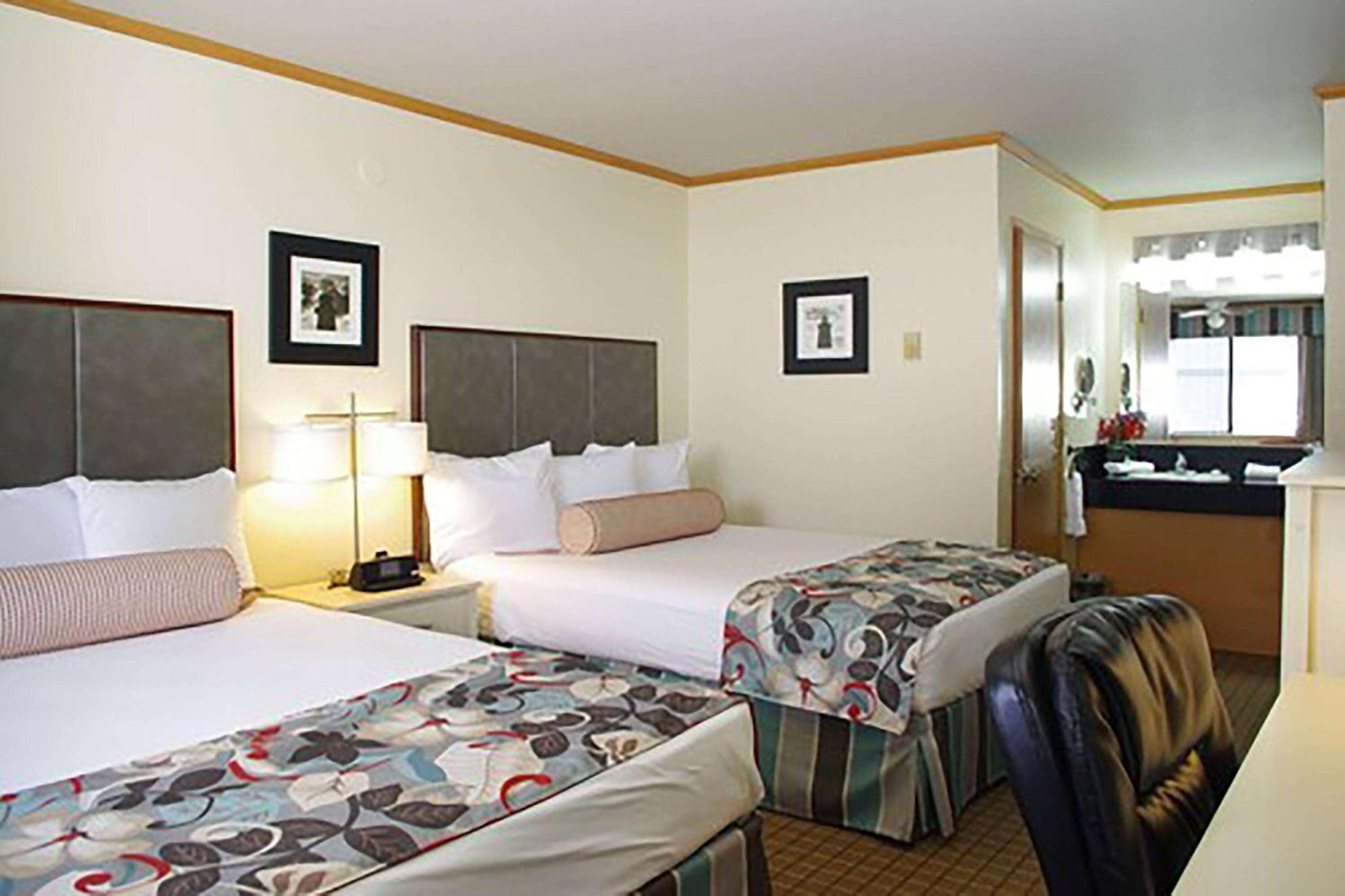 Queen Room with Two Queen Beds - Non-Smoking photo 1