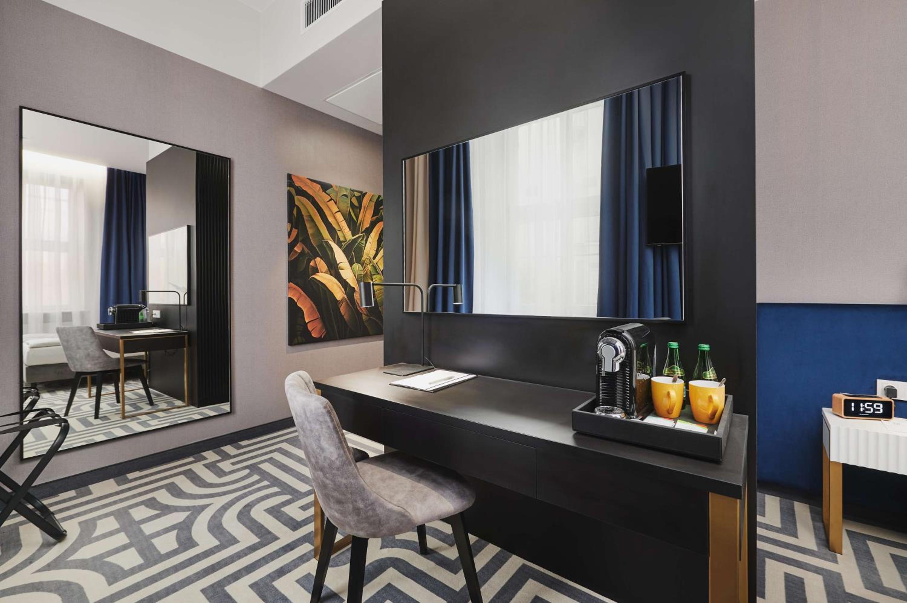 Standard King Room - Non-Smoking  - Photo 3
