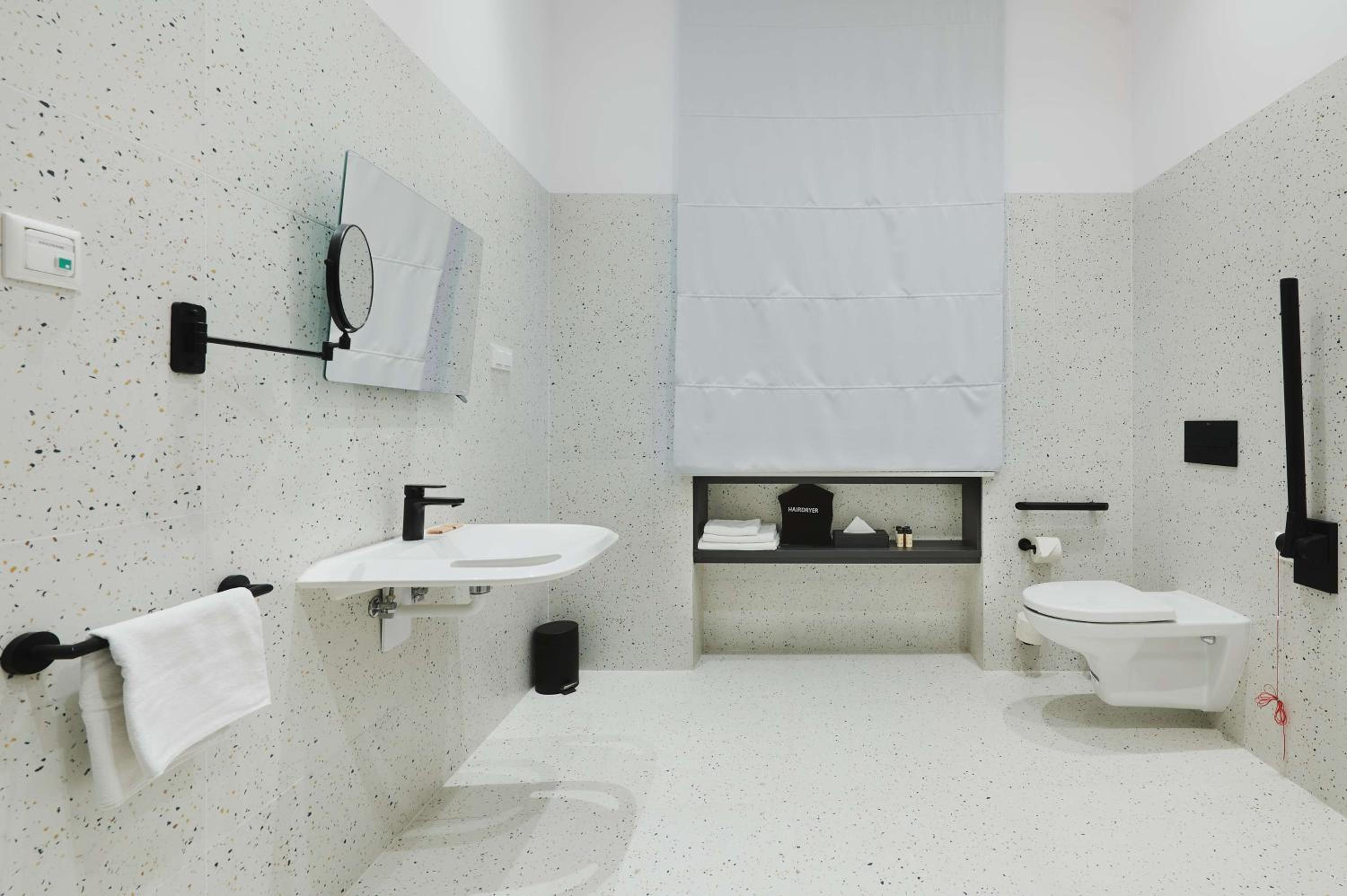 Twin Room with Walk-In Shower - Disability Access/Non-Smoking - Photo 3