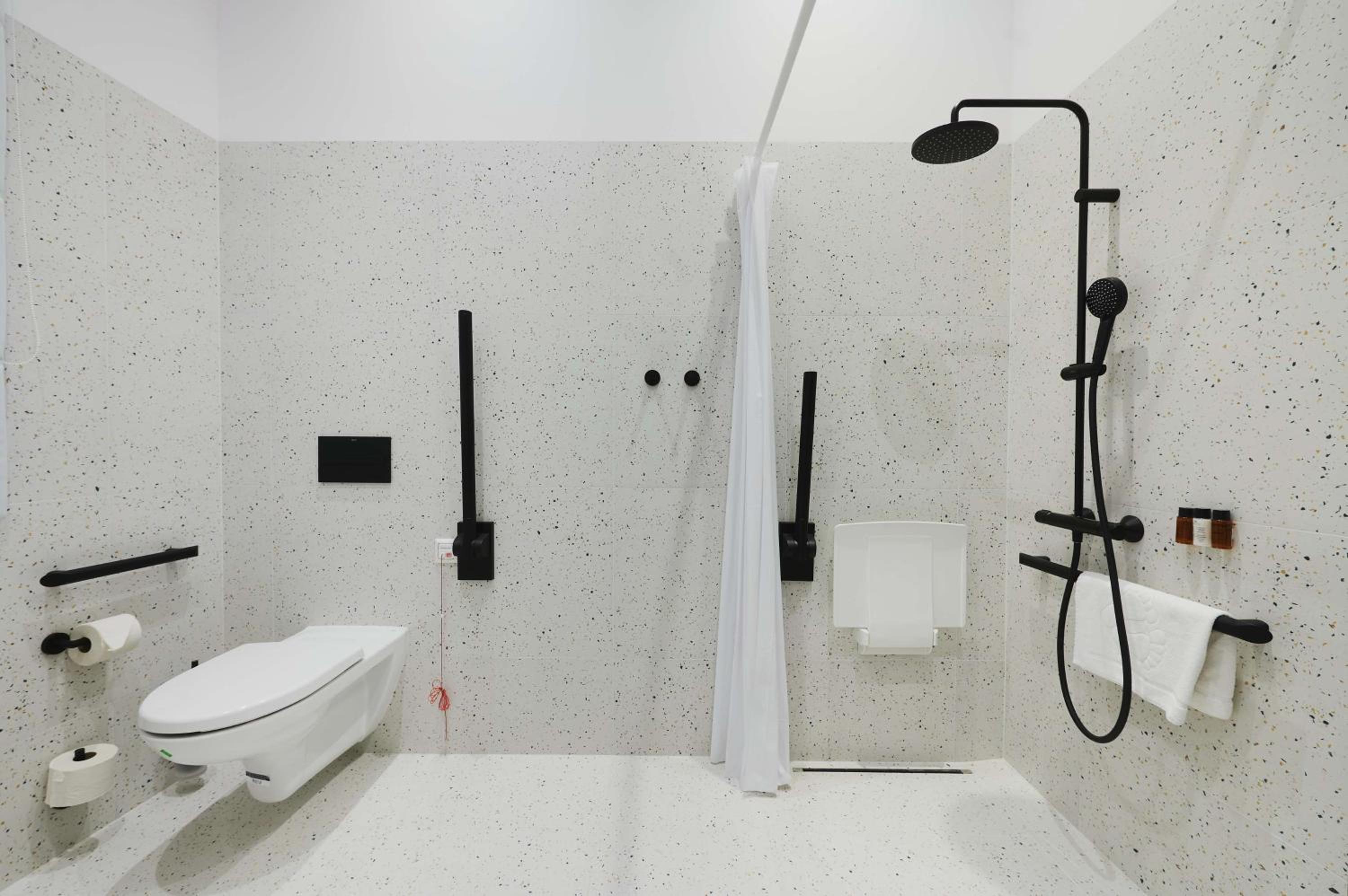 Twin Room with Walk-In Shower - Disability Access/Non-Smoking - Photo 4