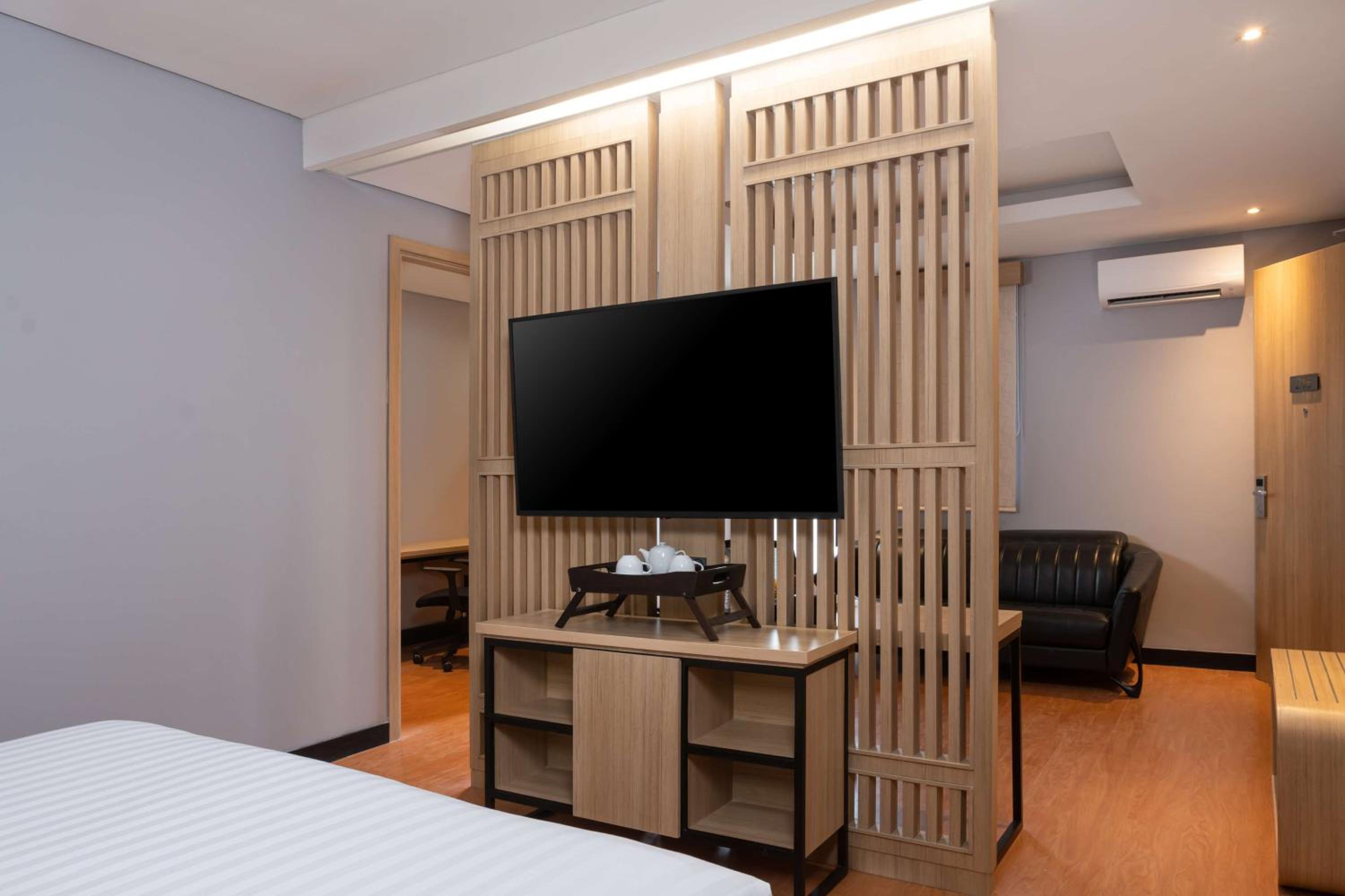 Junior SUite with Bath Tub and Shower - Smoking - Photo 2