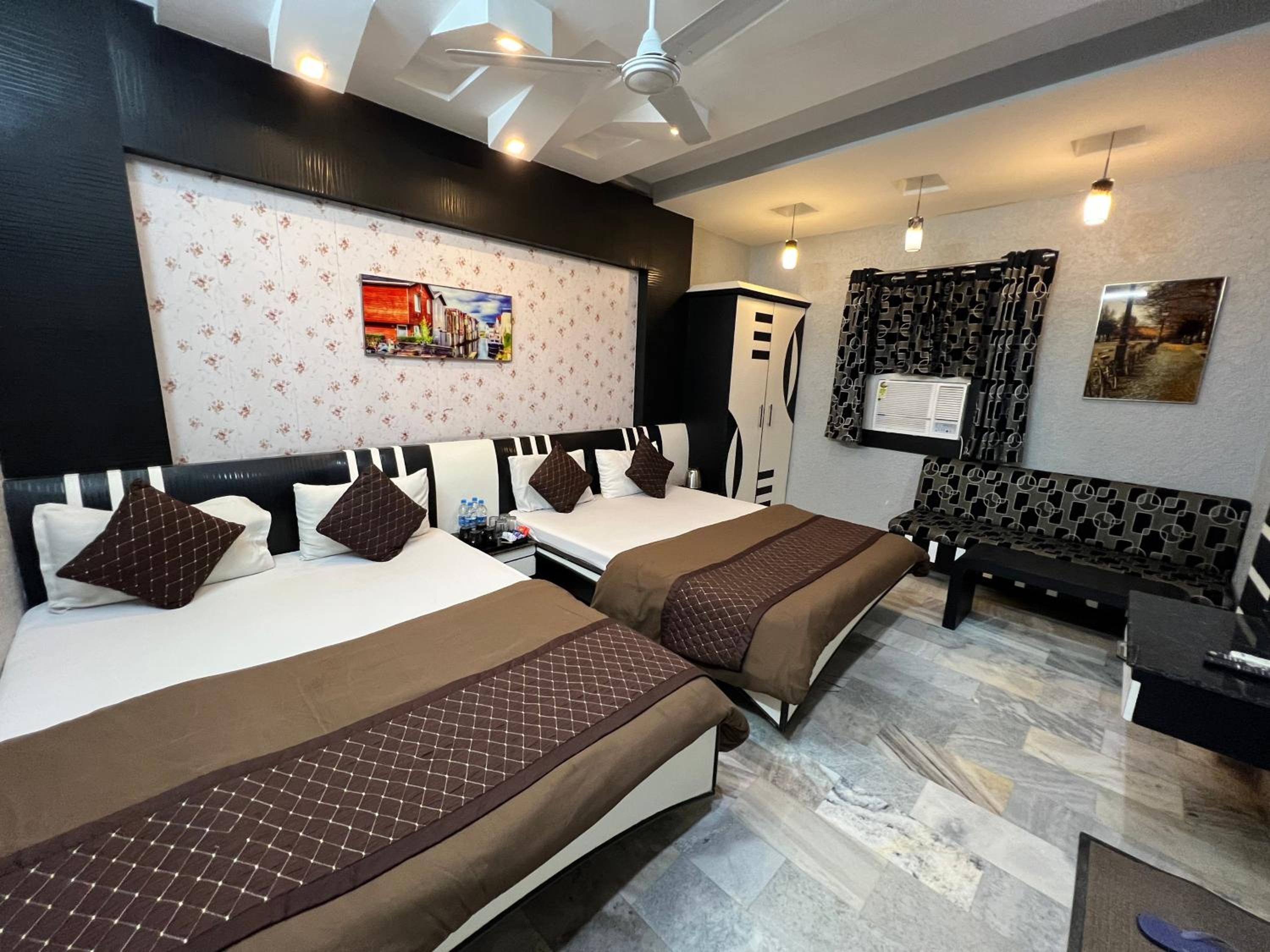 Deluxe Family Room - Photo 9