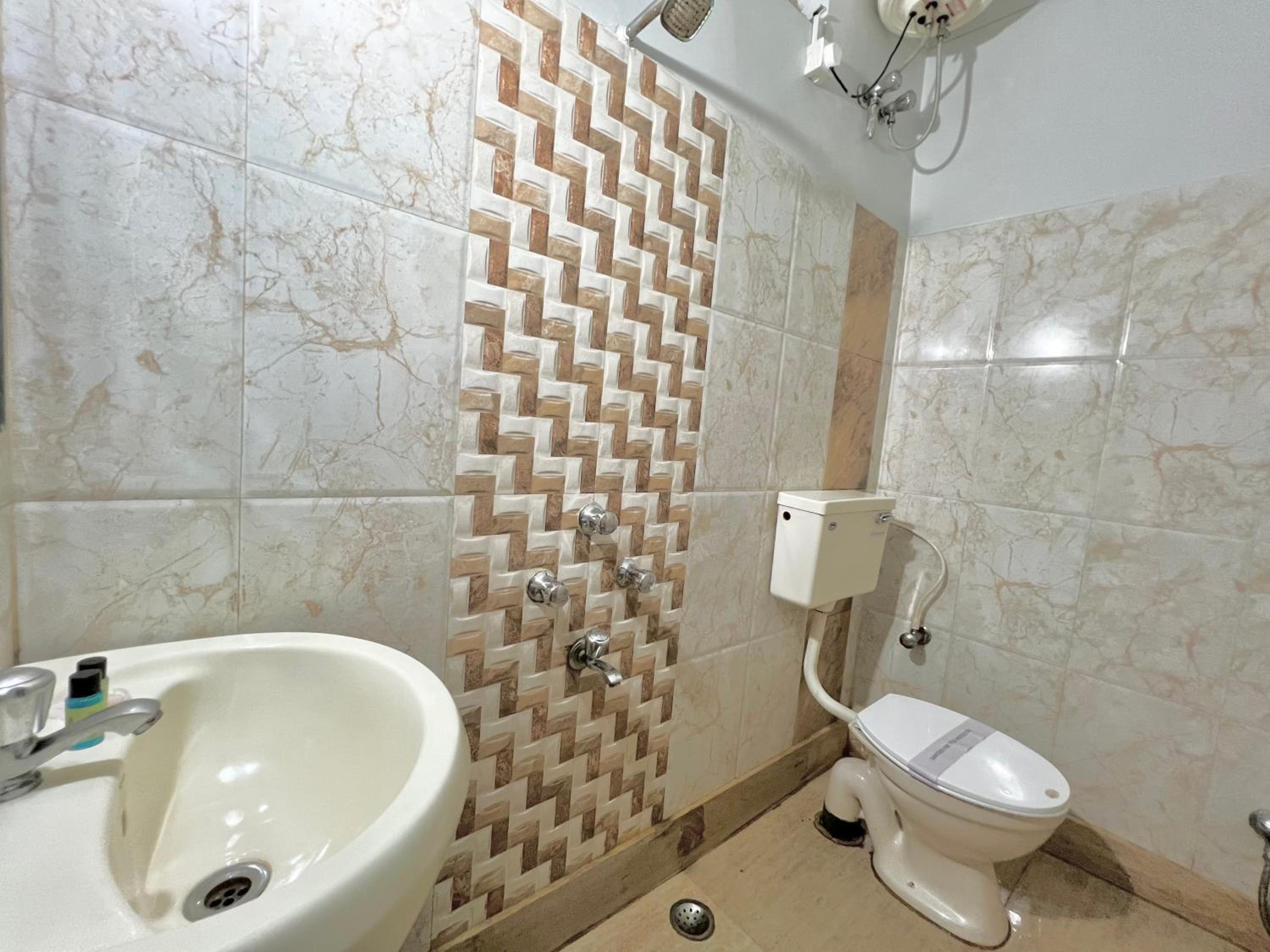 Economy Double Room - Photo 7