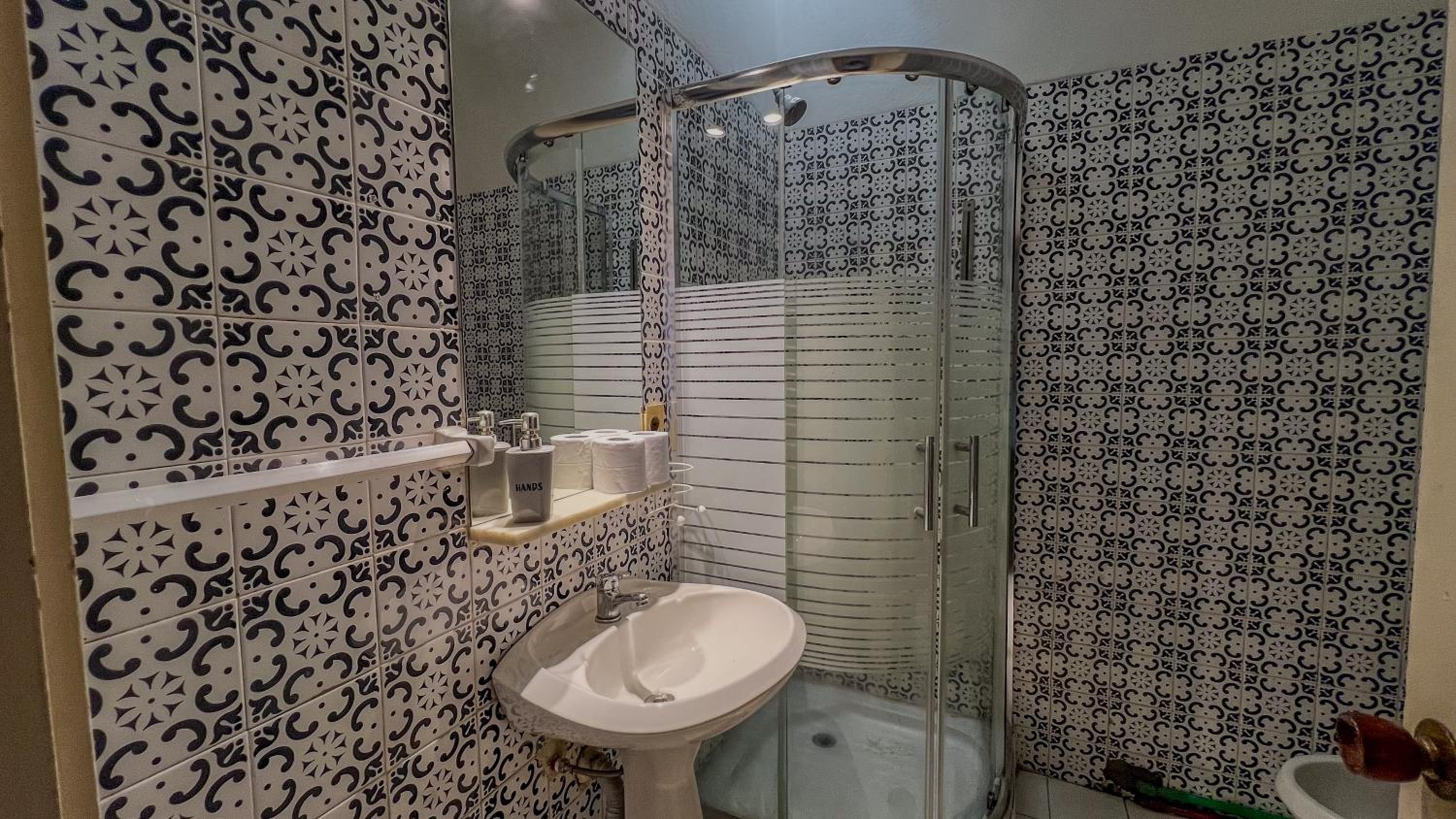 Quadruple Room with Private Bathroom photo 3