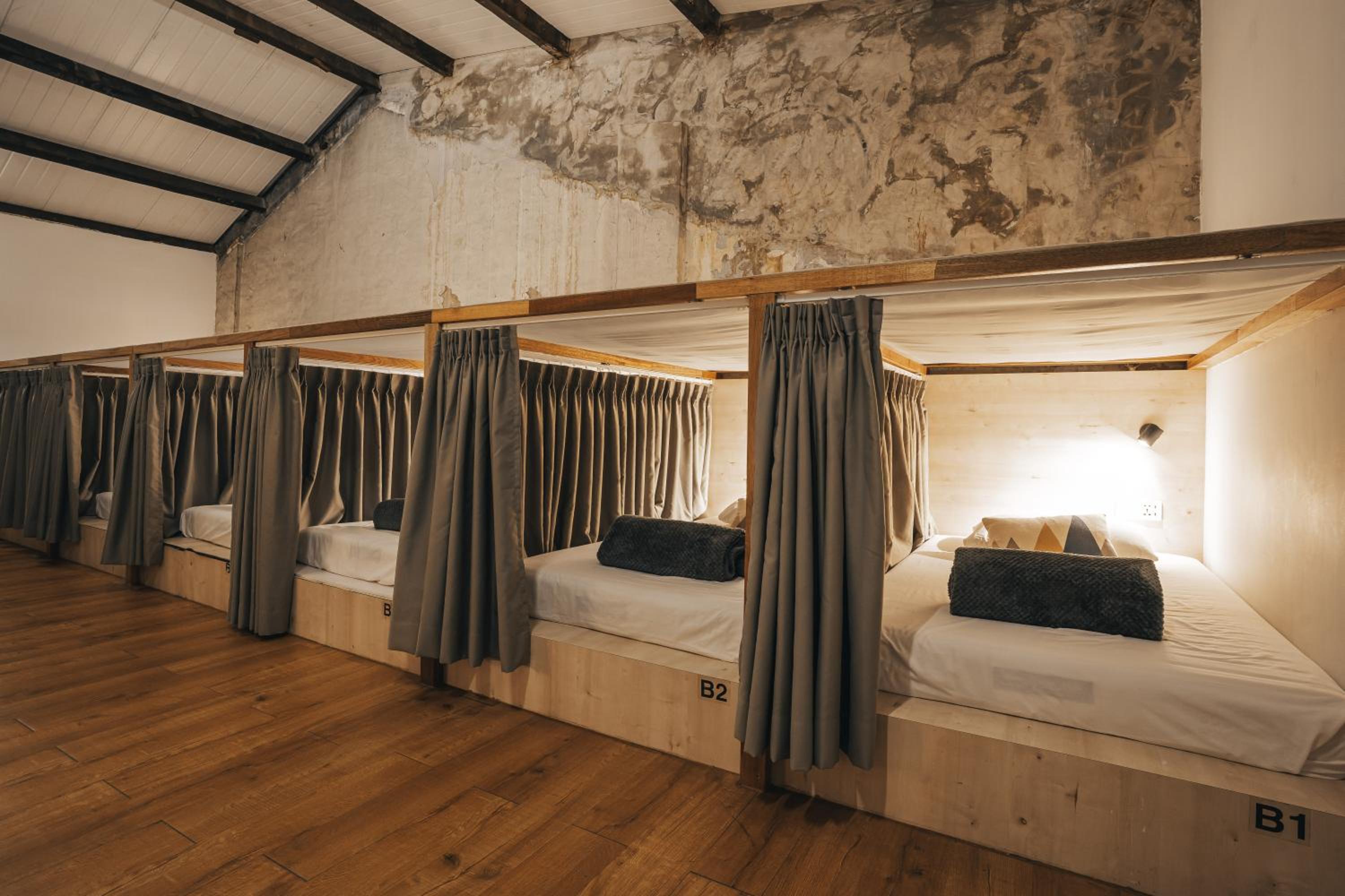 10-Beds Female Dormitory (Movable Curtain) photo 2