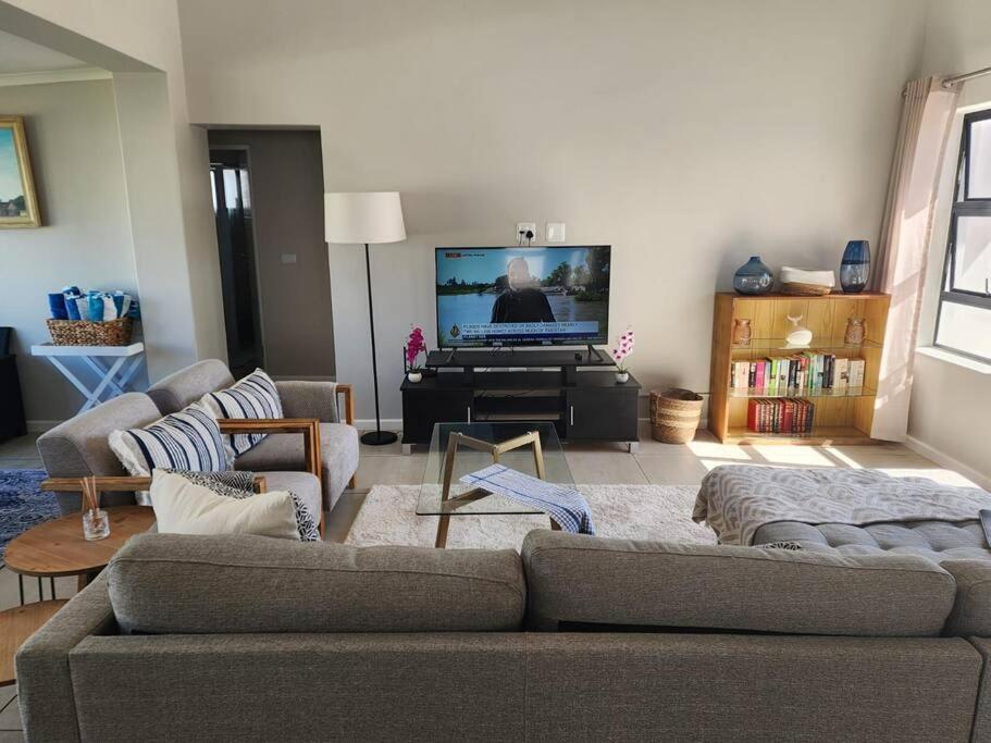 Two-Bedroom House photo 3