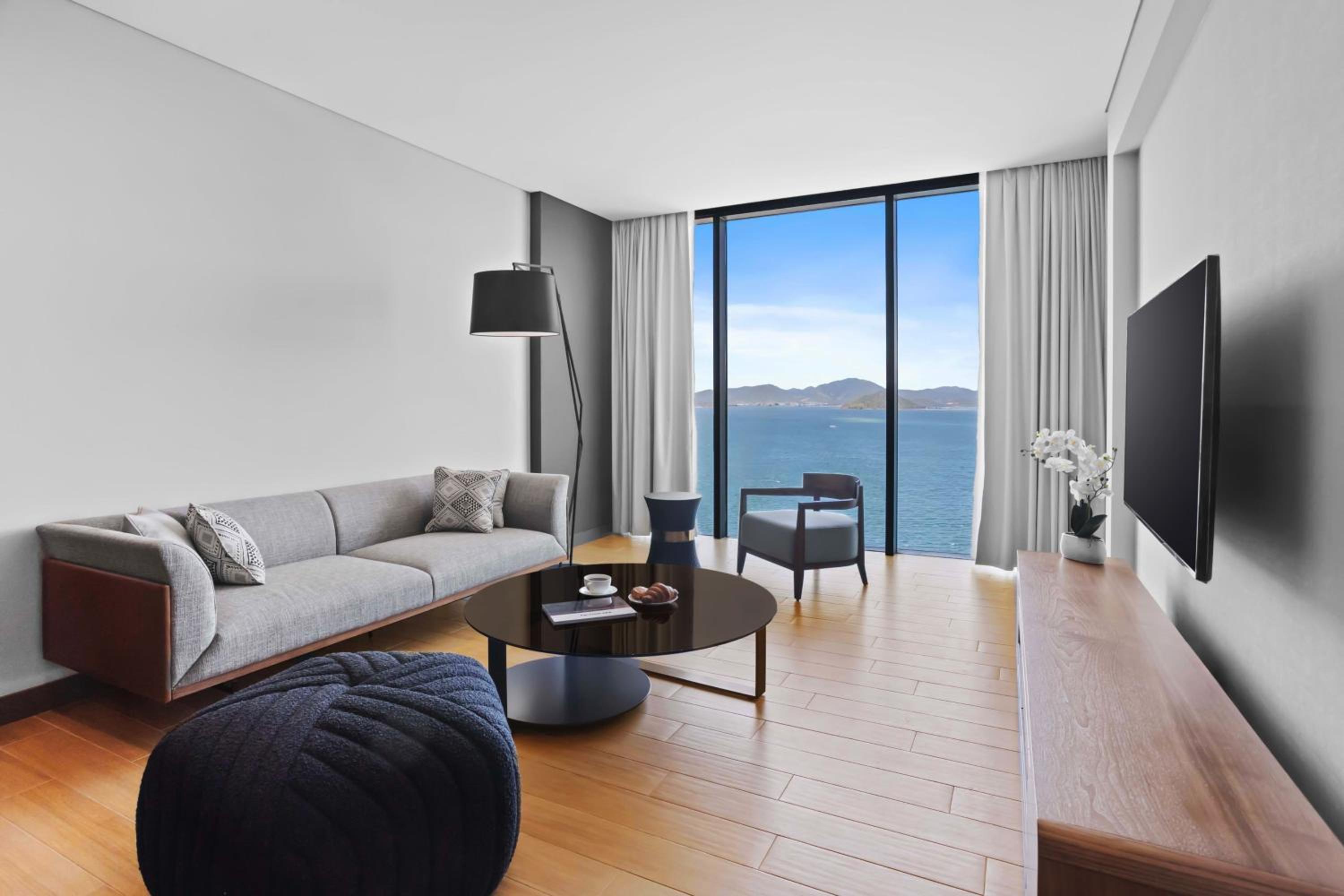 One-Bedroom King Suite with Harbor View photo 1