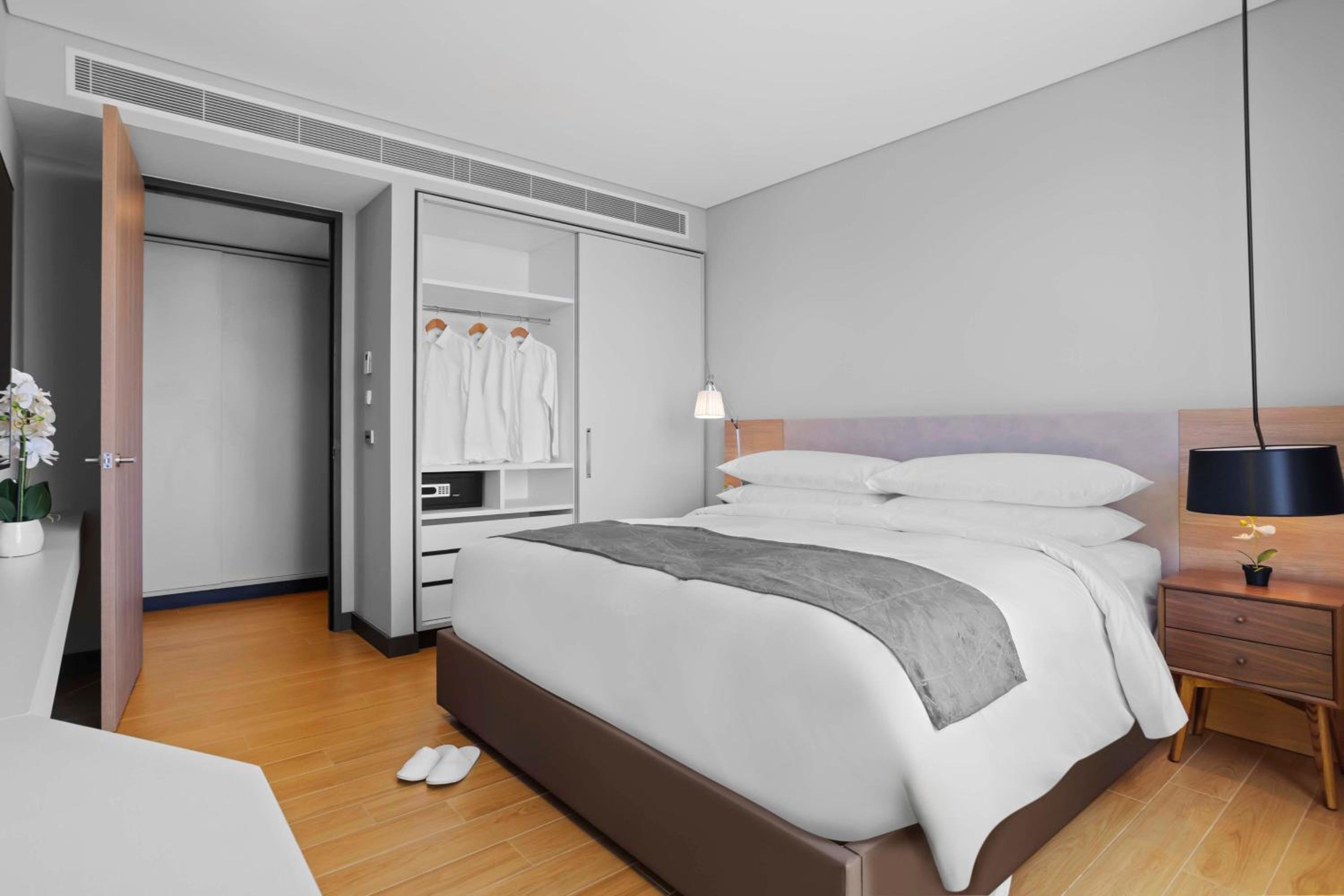 One-Bedroom King Suite with City View photo 1