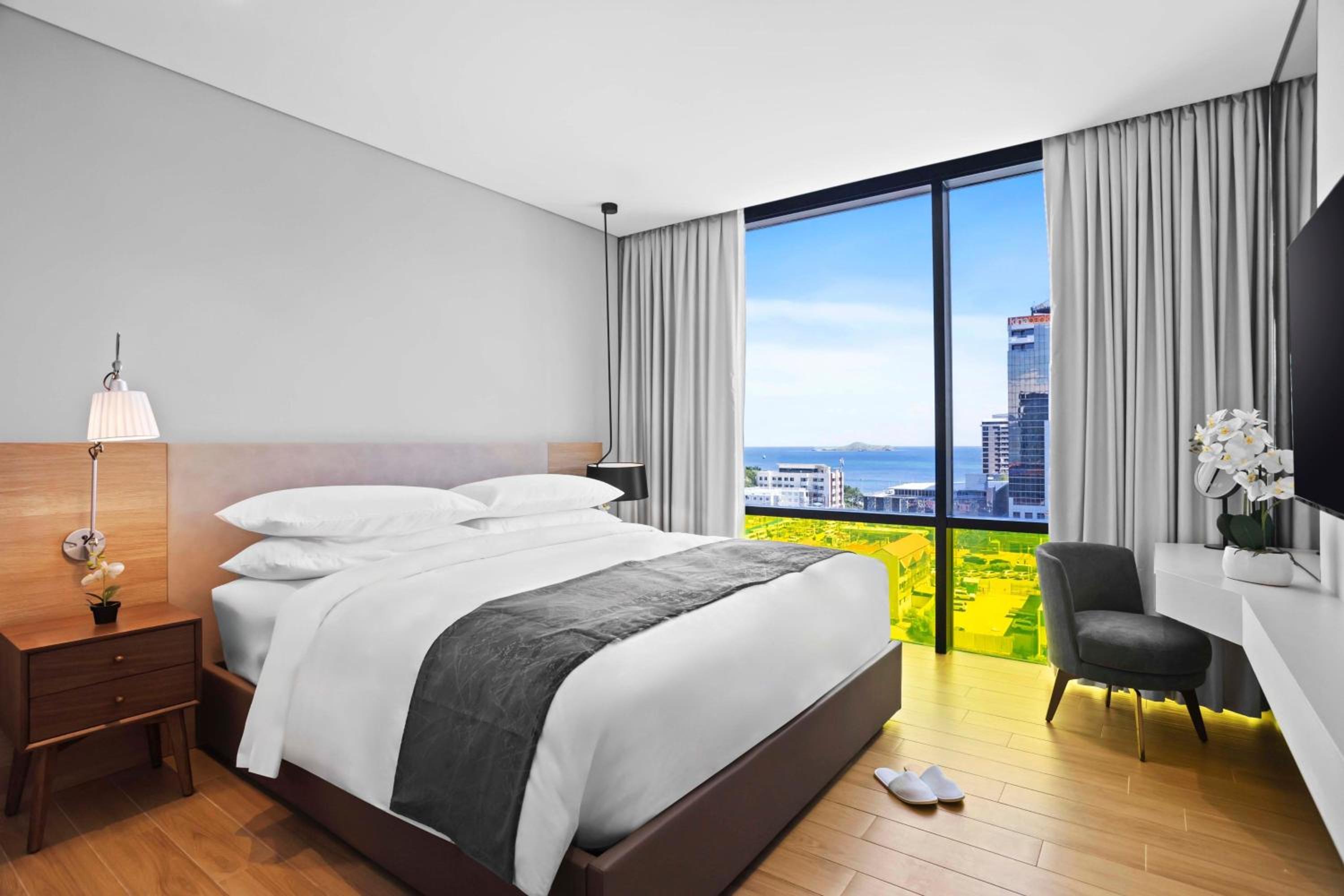 One-Bedroom King Suite with City View photo 3