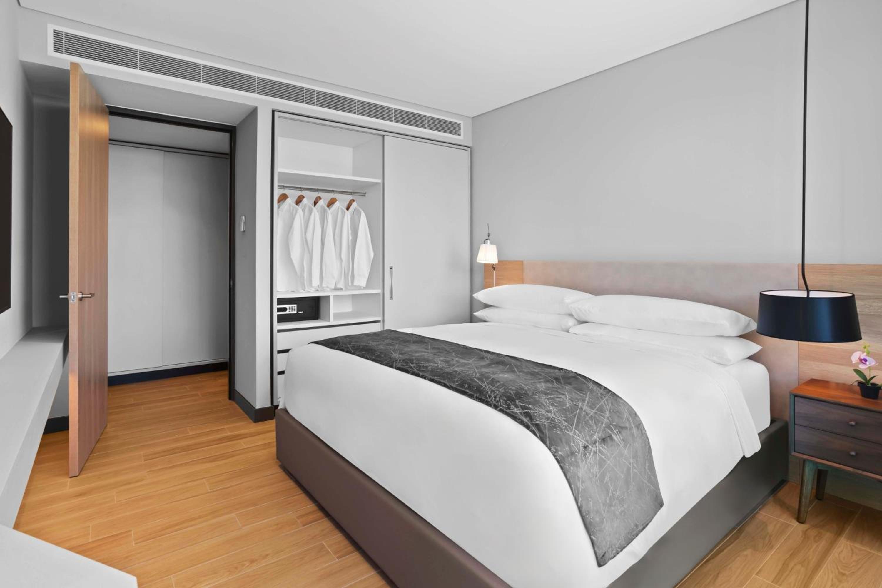 One-Bedroom King Suite with City View photo 2
