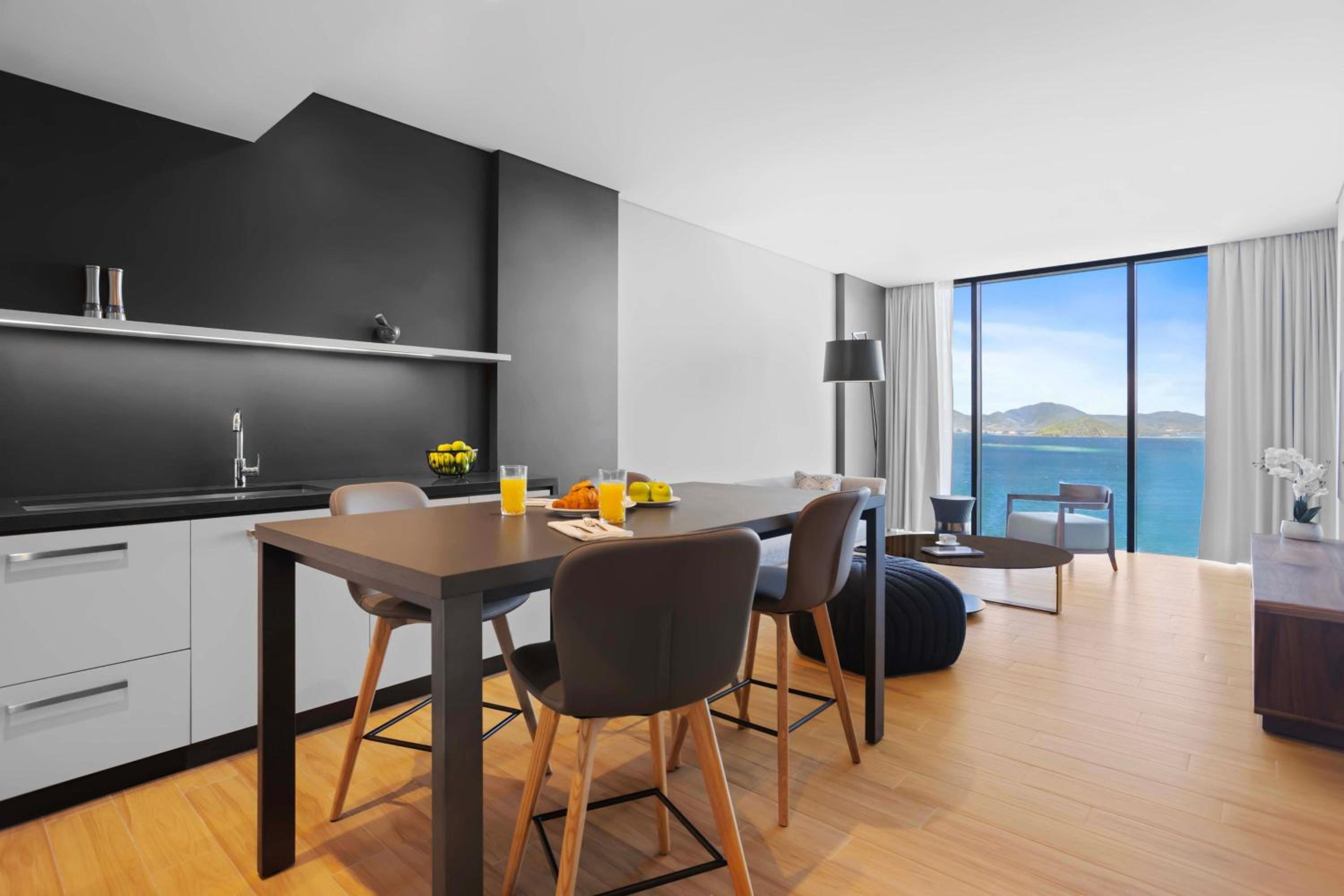 One-Bedroom King Suite with Harbor View photo 3