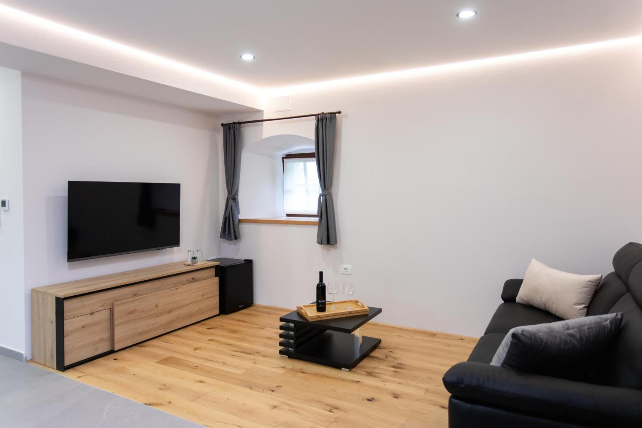 Suite - Photo 15