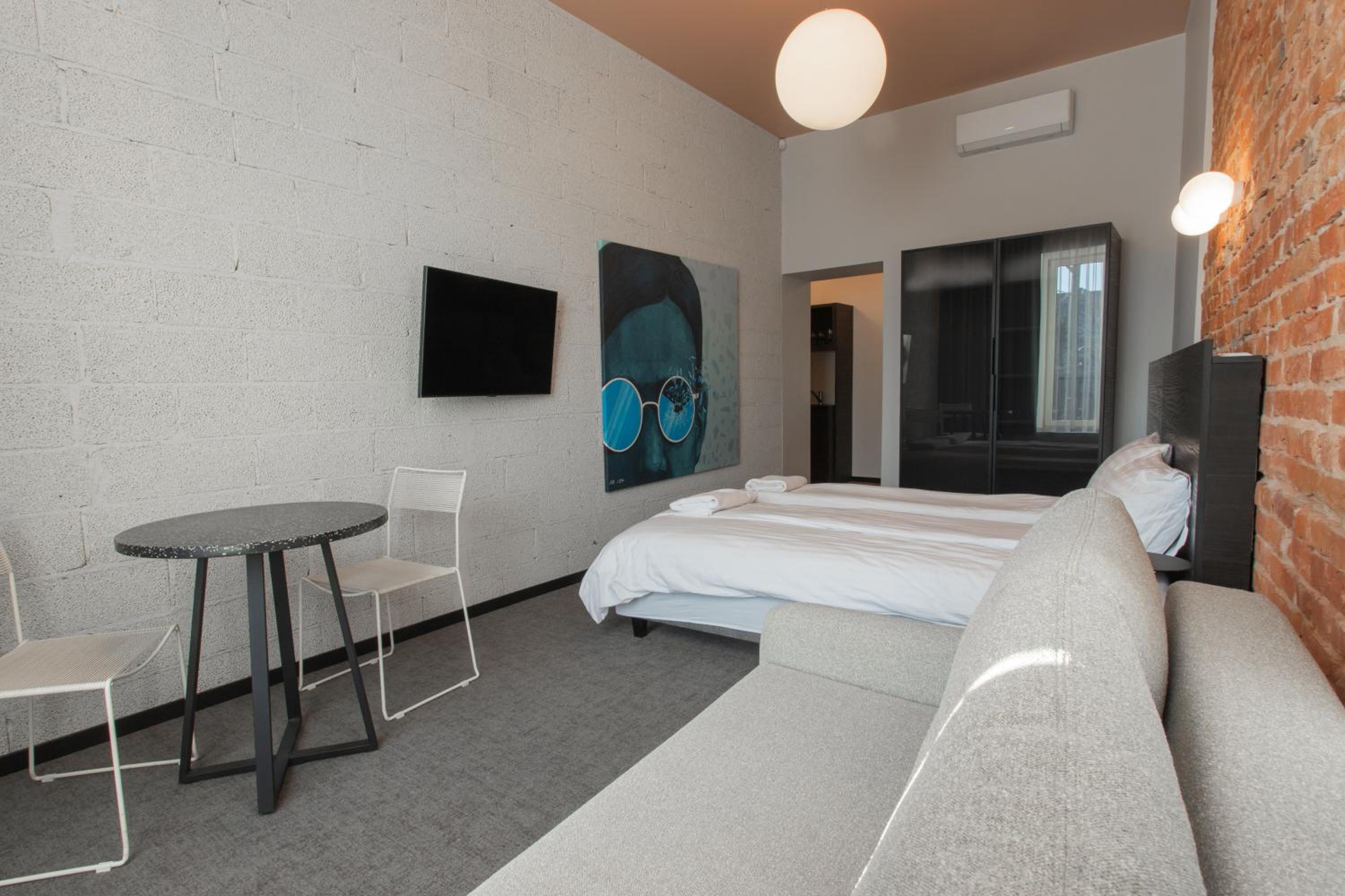 Apartment with City View - Photo 9